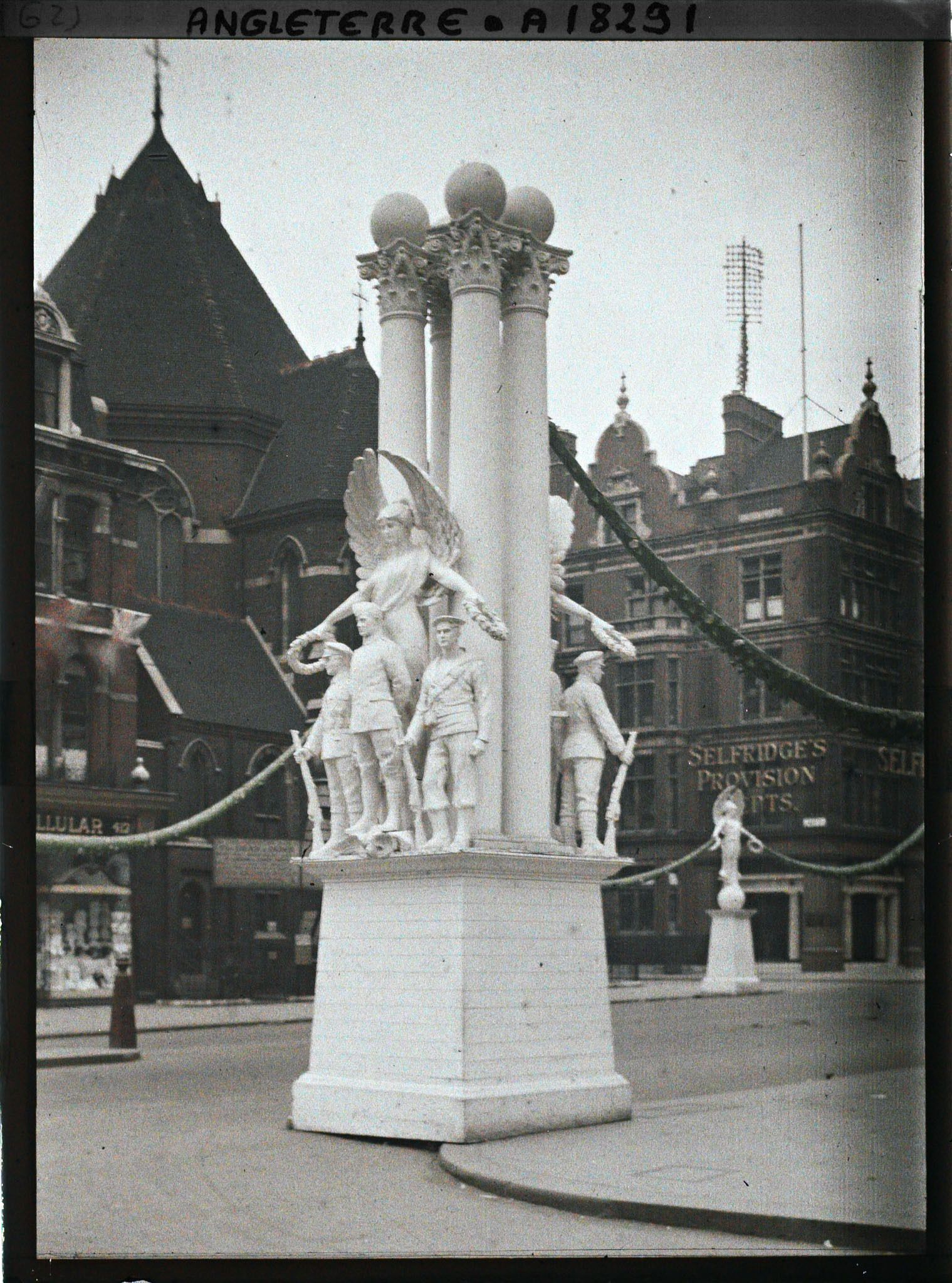 Image représentant Un des groupes sculptés en plâtre, érigés par les magasins Selfridge