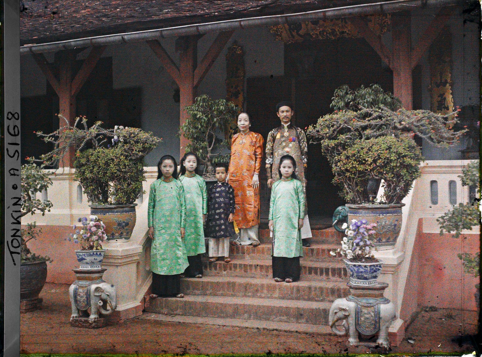 Image représentant Le Tông-dôc (gouverneur) de la province, M. Hoang Trong Phu et sa famille, devant leur villa