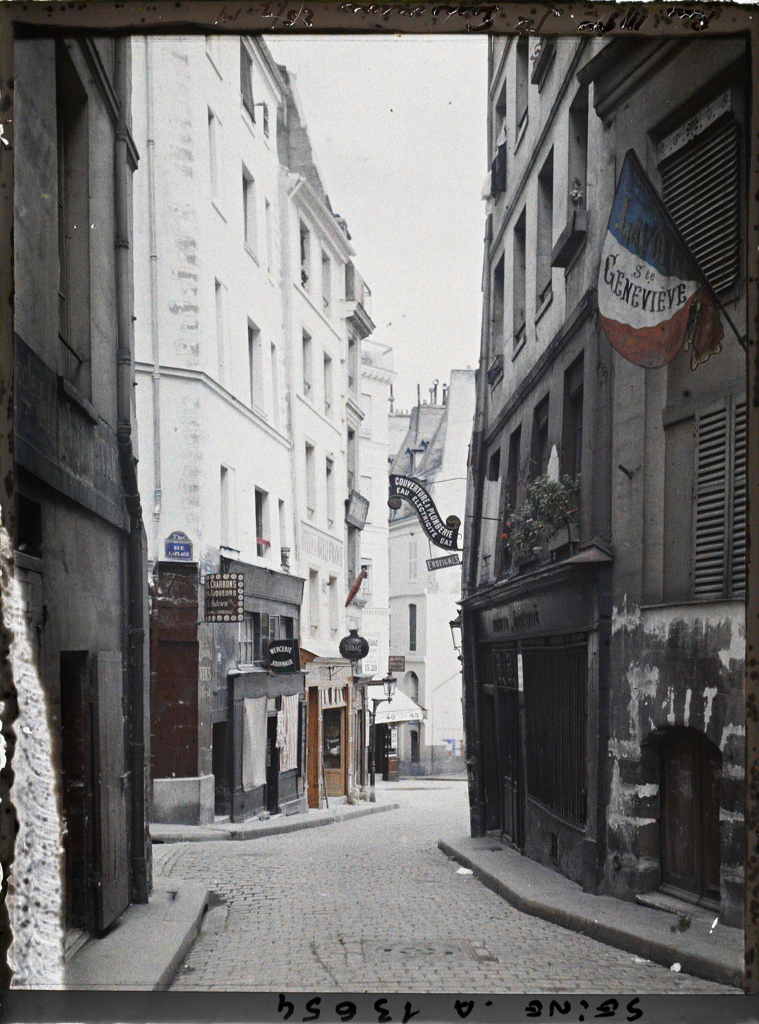 Image représentant La rue de la Montagne-Ste-Geneviève, à l'angle de la rue Laplace