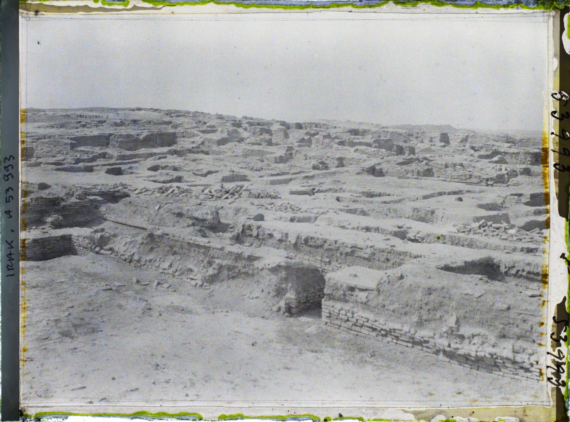 Image représentant Vue des ruines des quartiers d'habitations (première moitié du IIe millénaire avant J.-C.), au sud-est de l'esplanade sacrée