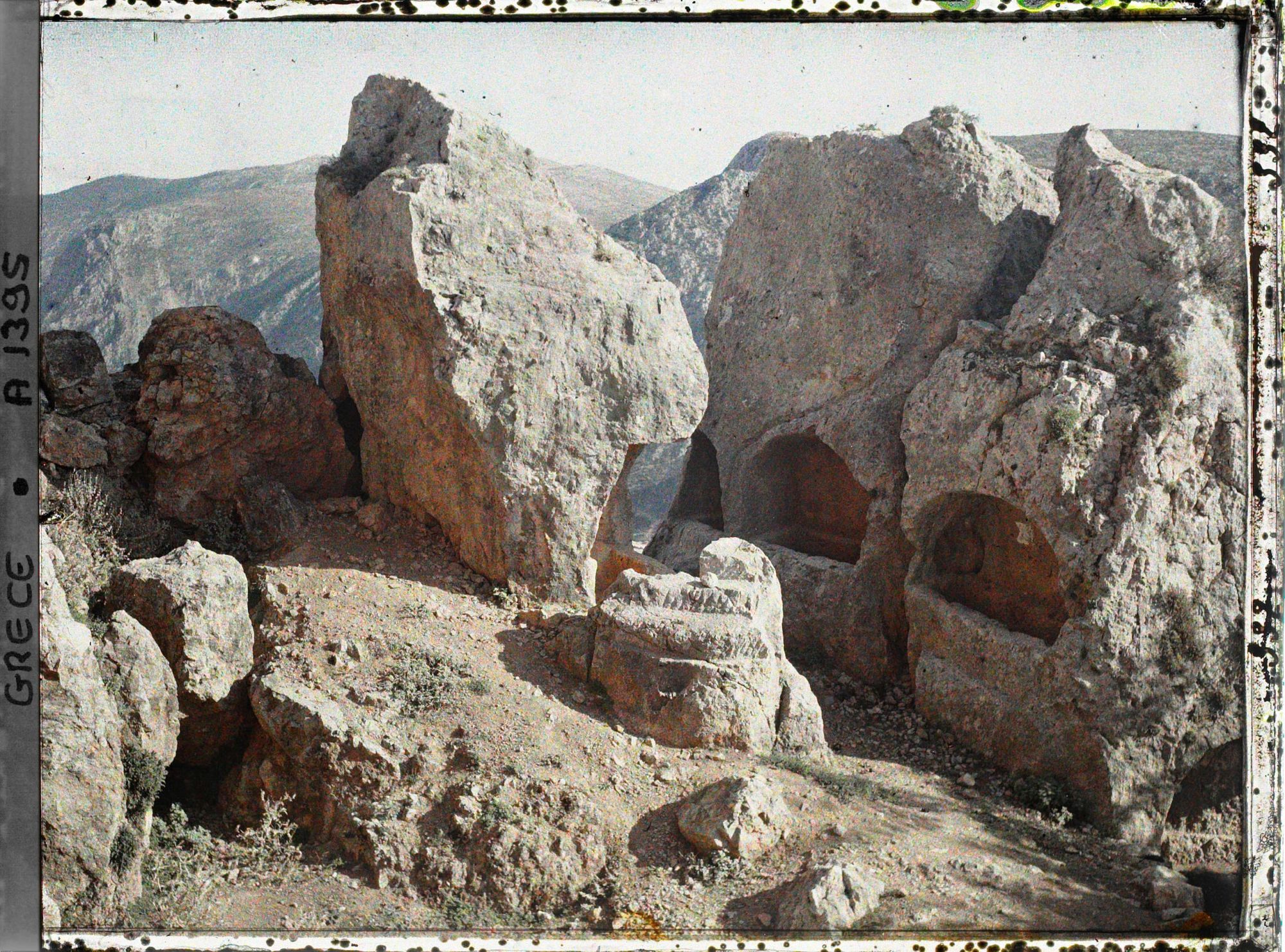 Image représentant Tombeaux creusés dans le roc près du village