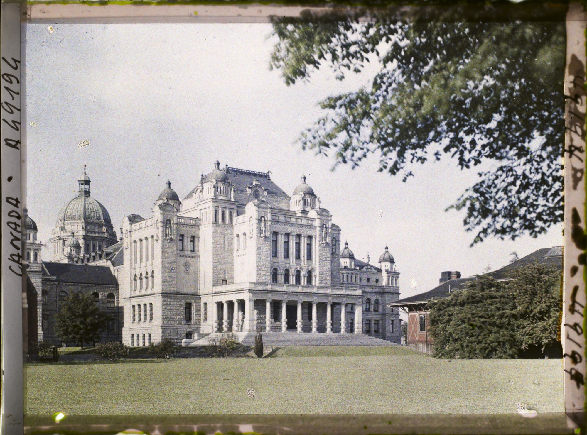 Image représentant Canada, Victoria, Le Parlement façade postérieure