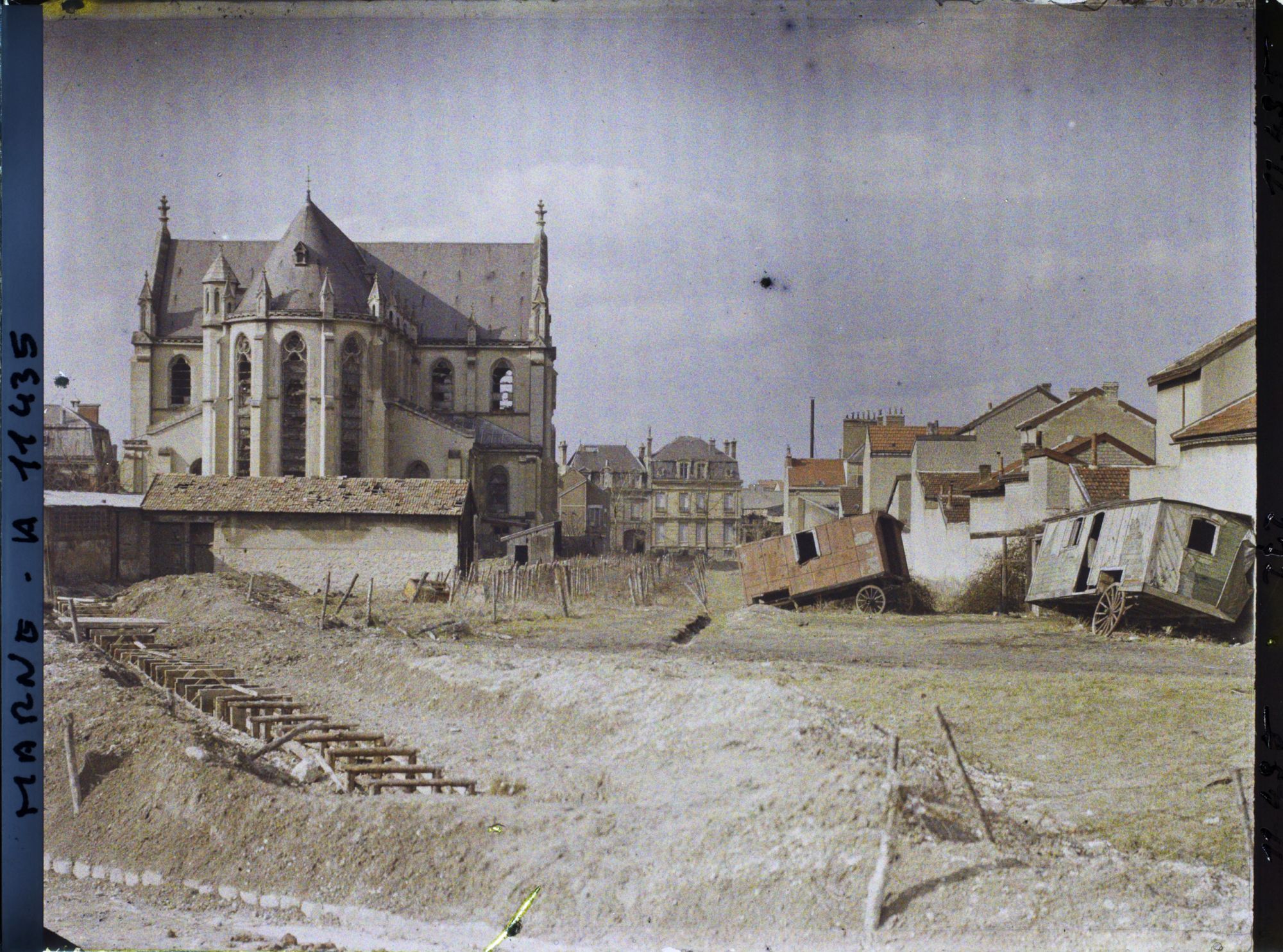 Image représentant Boyaux ou tranchées, place Nicolas Bergier au fond le chevet de l'église Saint Jean-Baptiste de la Salle