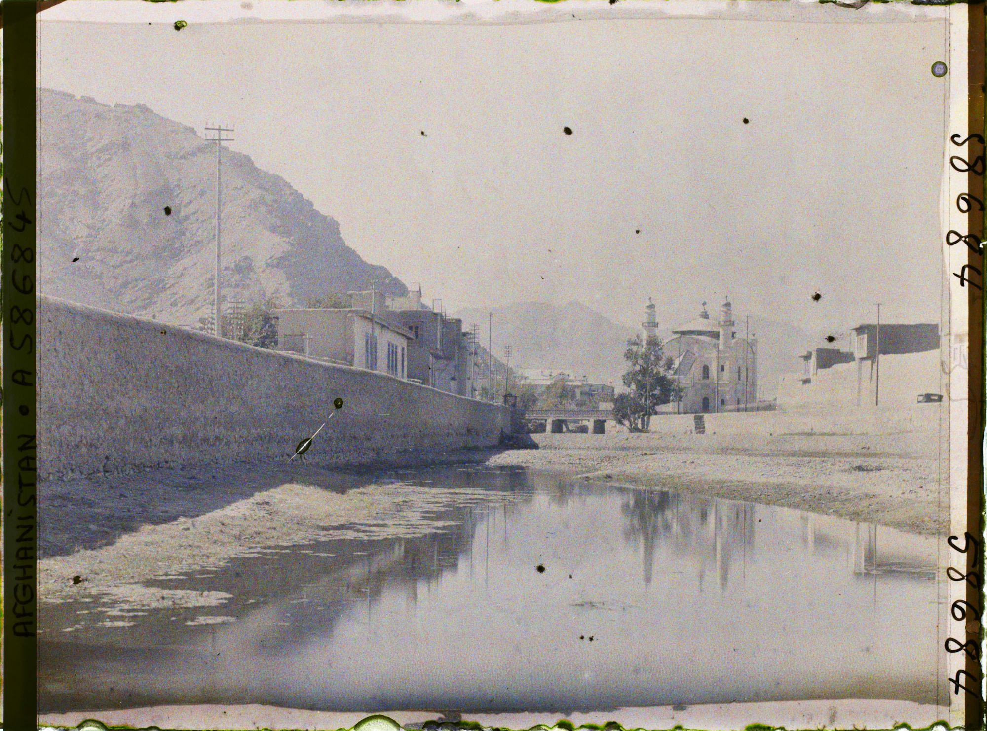 Image représentant La rivière Kaboul vers la Masdjid-i-Chah-Do-Chamshirah (Mosquée du Roi aux deux épées)