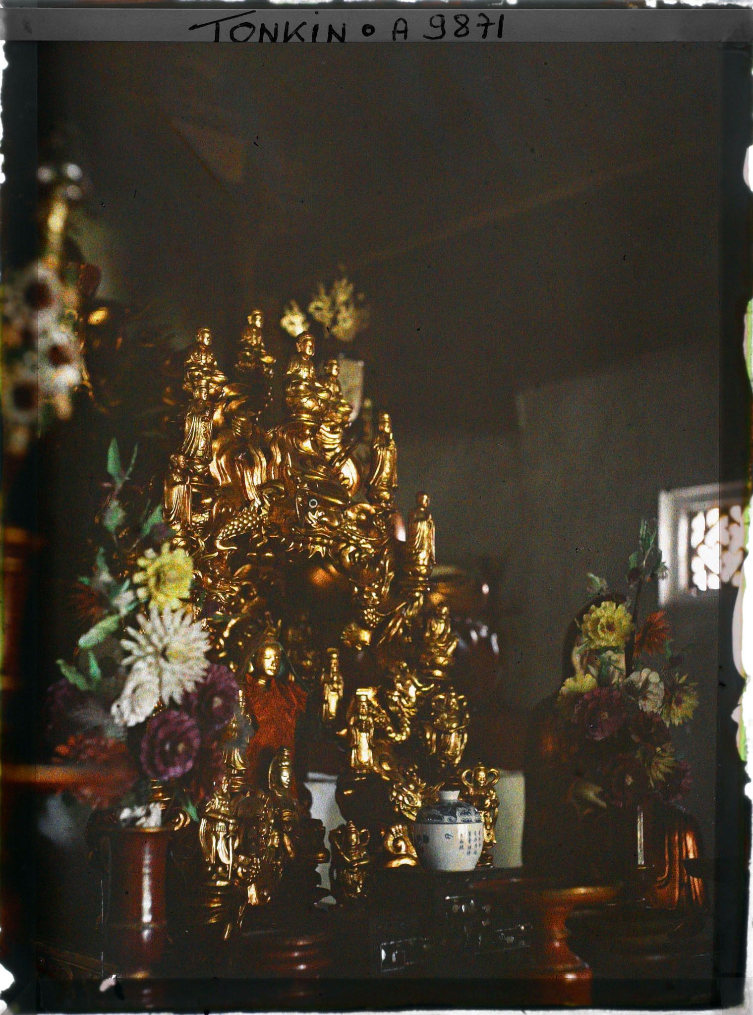 Image représentant L'autel du Bouddha Cakyamuni (Siddhartha Gautama) à l'intérieur d'un temple bouddhique (" Lien-thuy ")