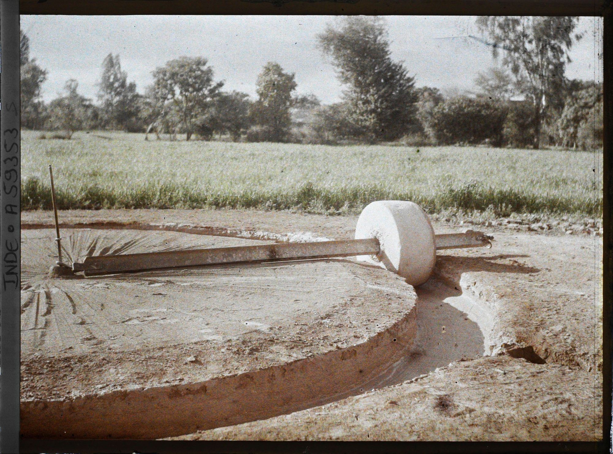 Image représentant Un manège pour la fabrication d'enduit servant à la construction des édifices;