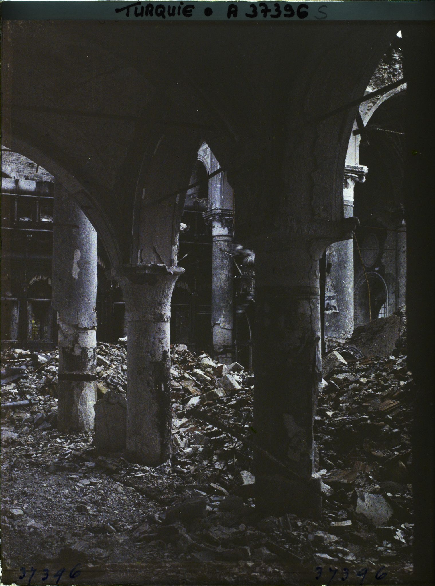 Image représentant Turquie, Smyrne, Incendie de Smyrne en Septe 1922, Quartier Tchayirli-Bagtché (même quartier) Eglise Grecque de St Dimitri Intérieur