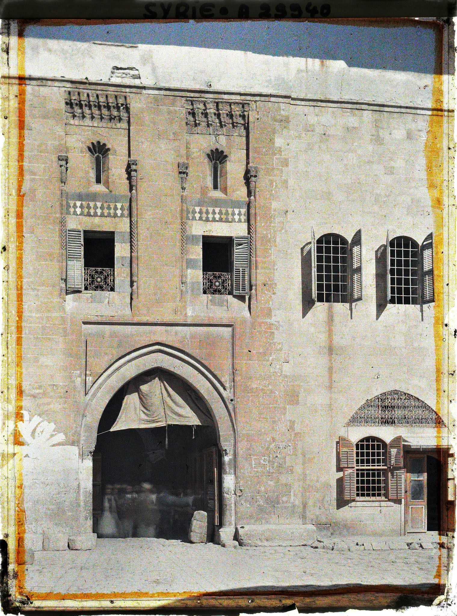 Image représentant Porte et façade du souk et caravansérail Gumruk (?)