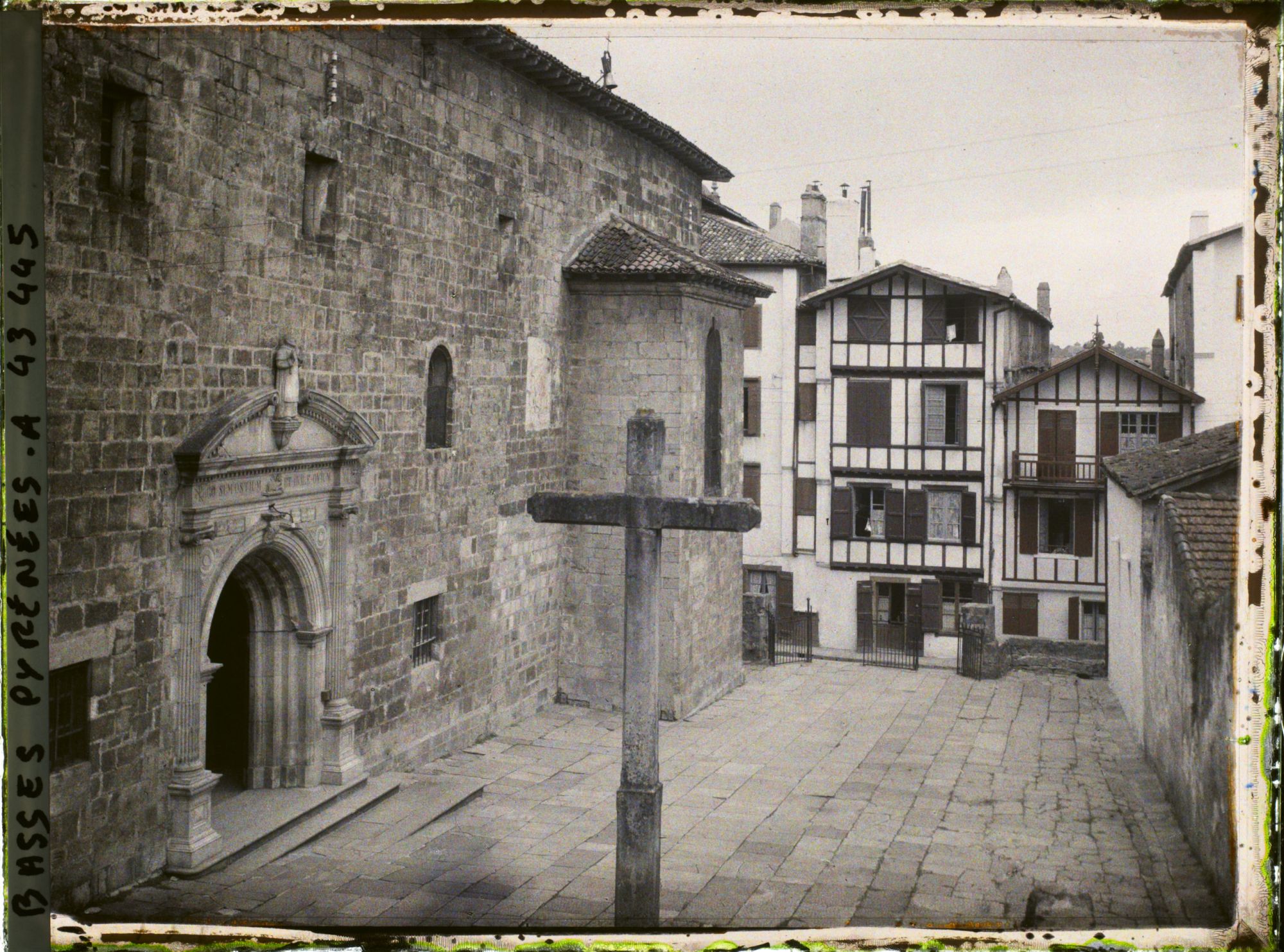 Image représentant France, Ciboure, L'entrée de l'Eglise