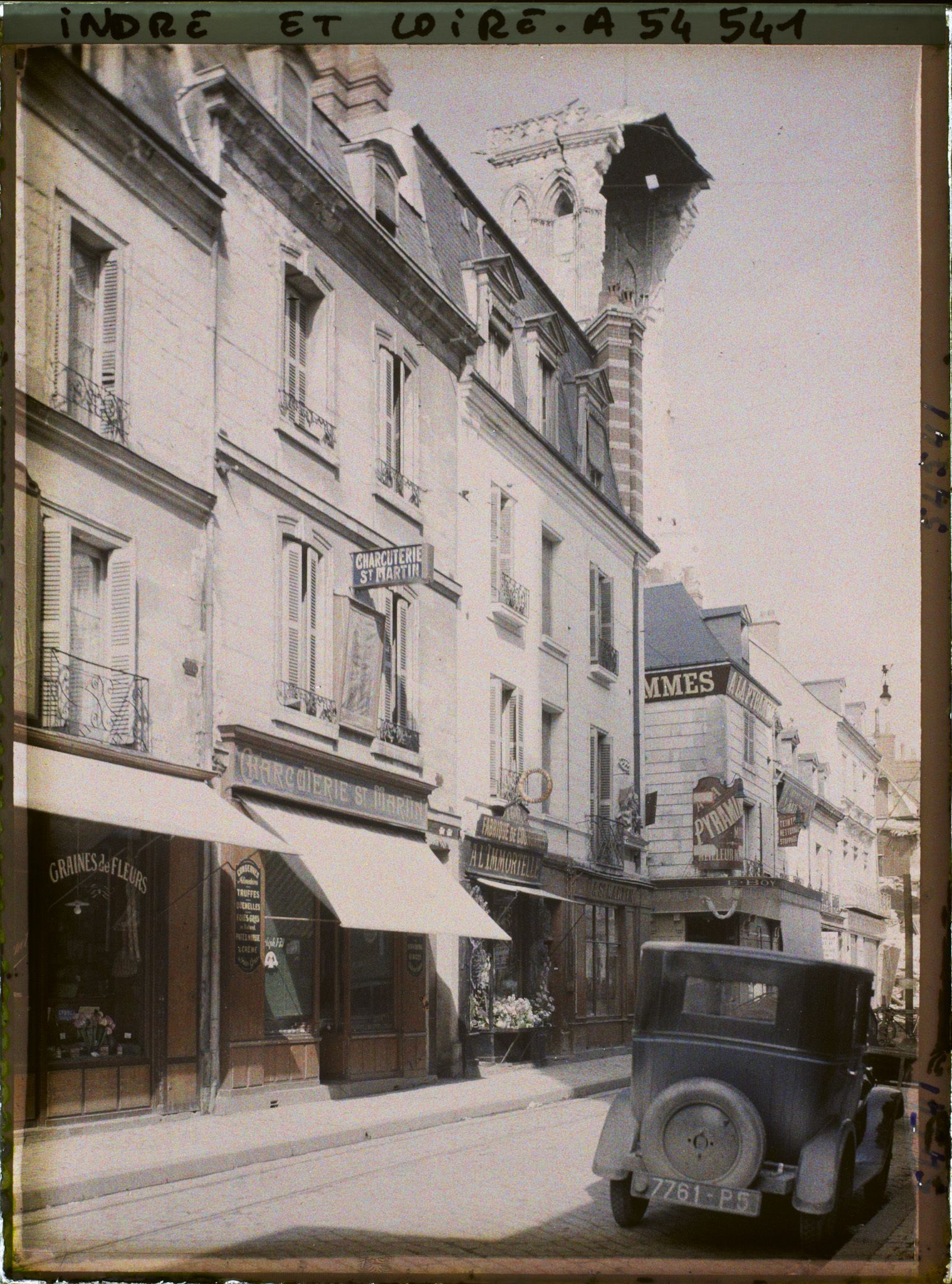 Image représentant La tour Charlemagne éventrée après son effondrement, vue depuis la rue des Halles