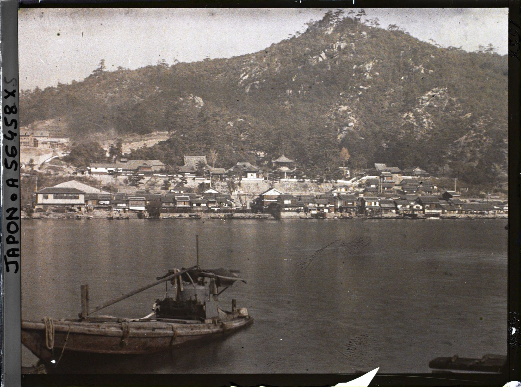 Image représentant Vue sur le quartier Ozakihon-machi et sur le temple Jôdo-ji depuis l'île de Mukô-jima