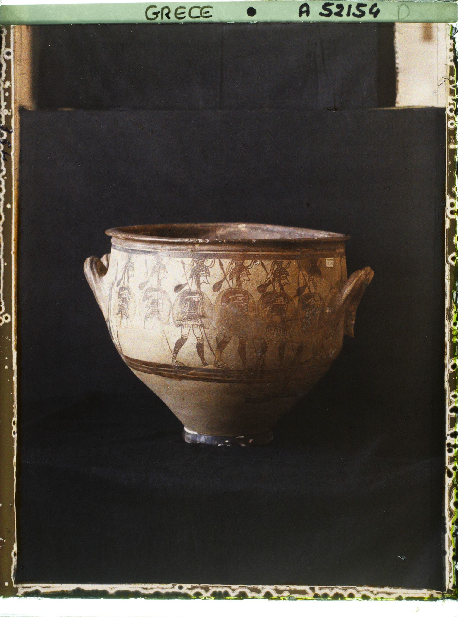 Image représentant Vase de terre cuite peinte (motif de guerriers mycéniens)