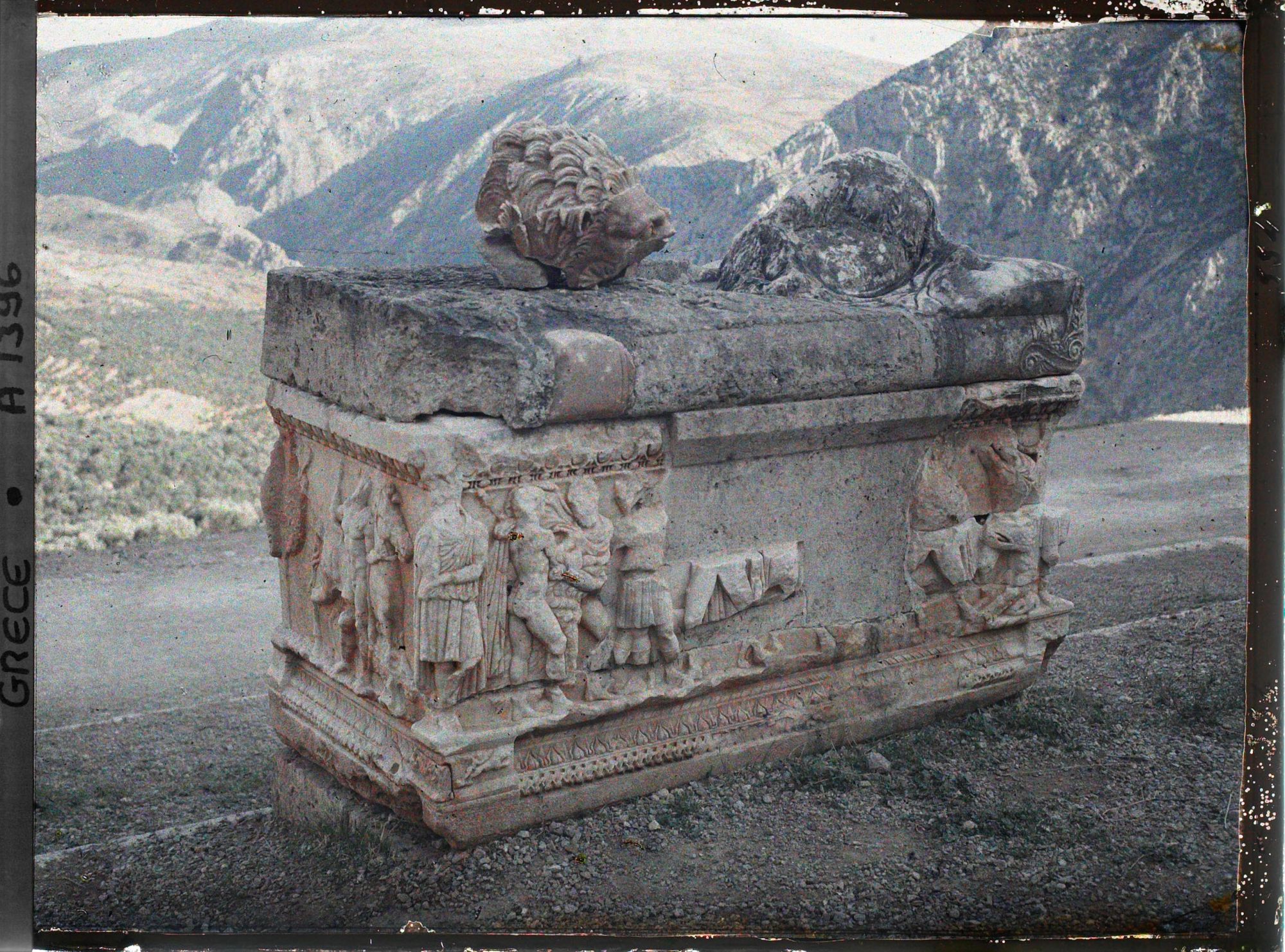 Image représentant Exposé en plein-air devant le musée, le sarcophage de Meleagre. La chasse au sanglier de la ville de Calydan