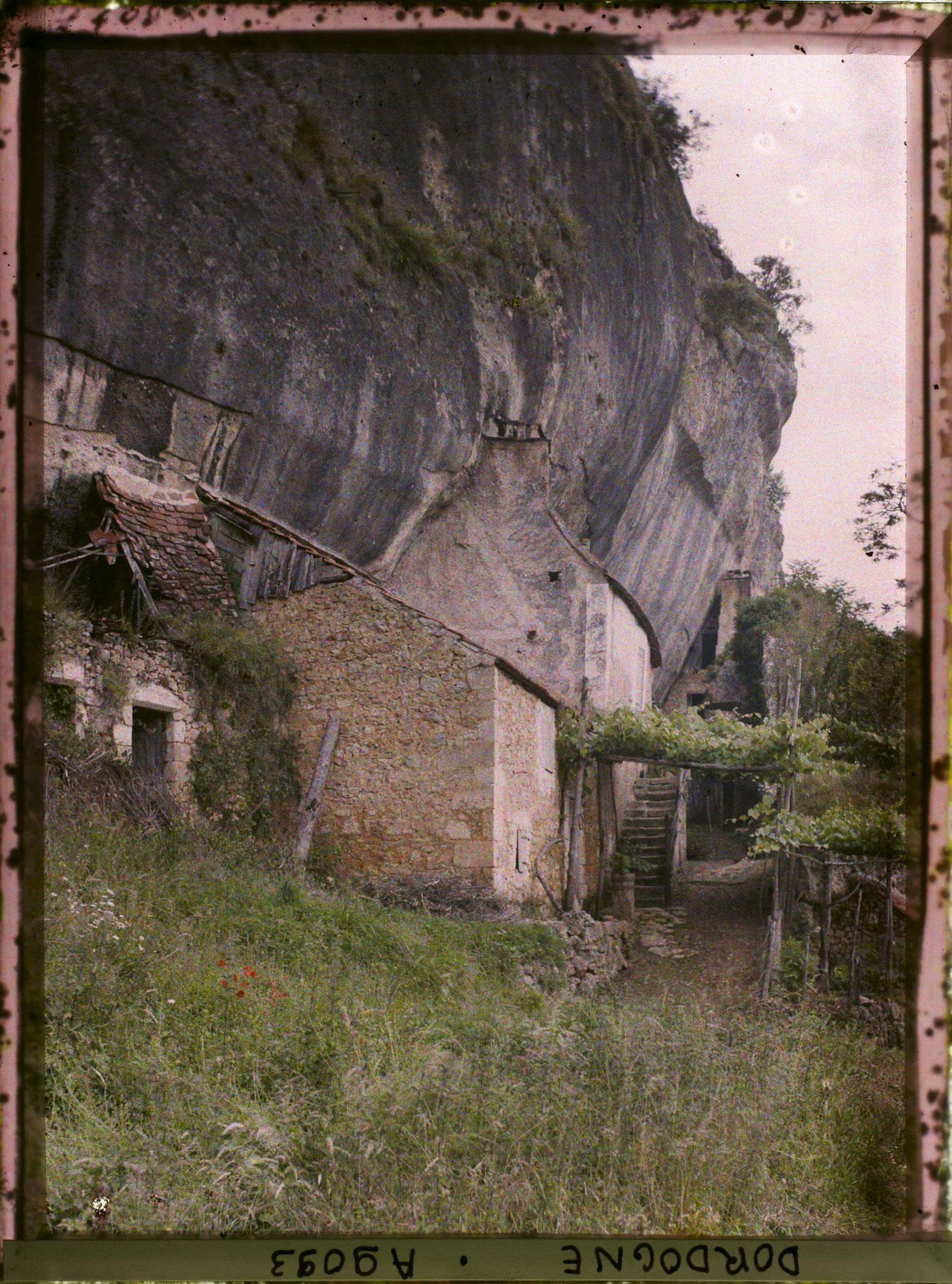 Image représentant France, La rue entre les rochers de Laugerie Basse