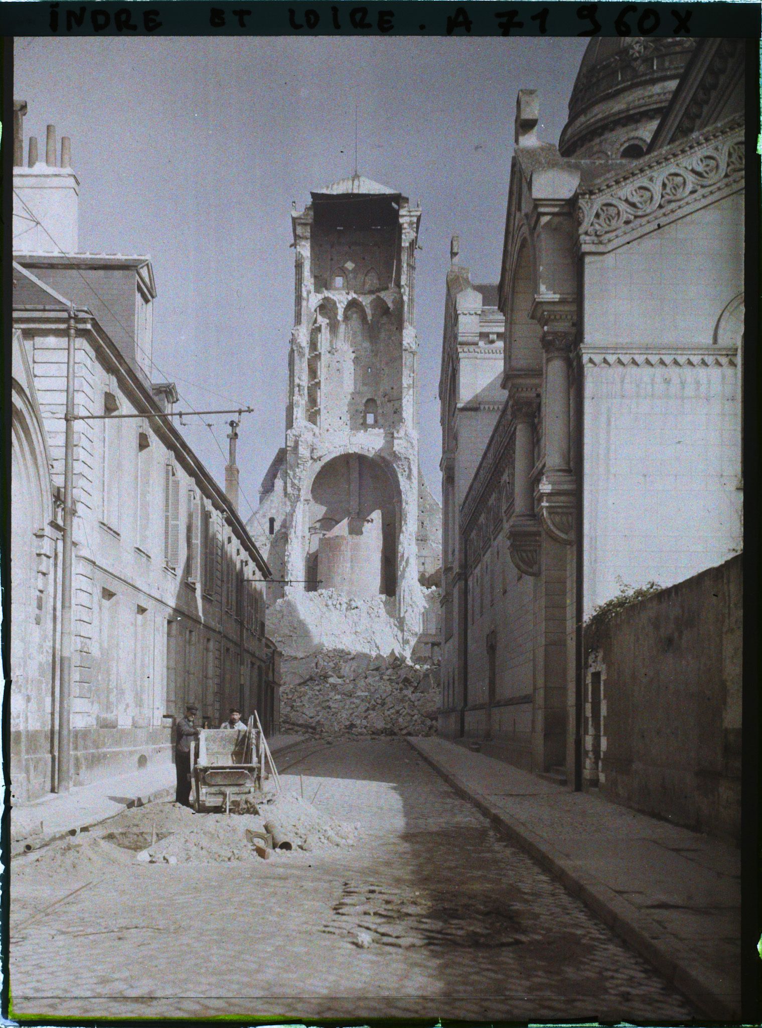 Image représentant Les ouvriers rue Descartes devant La tour Charlemagne, après son effondrement partiel