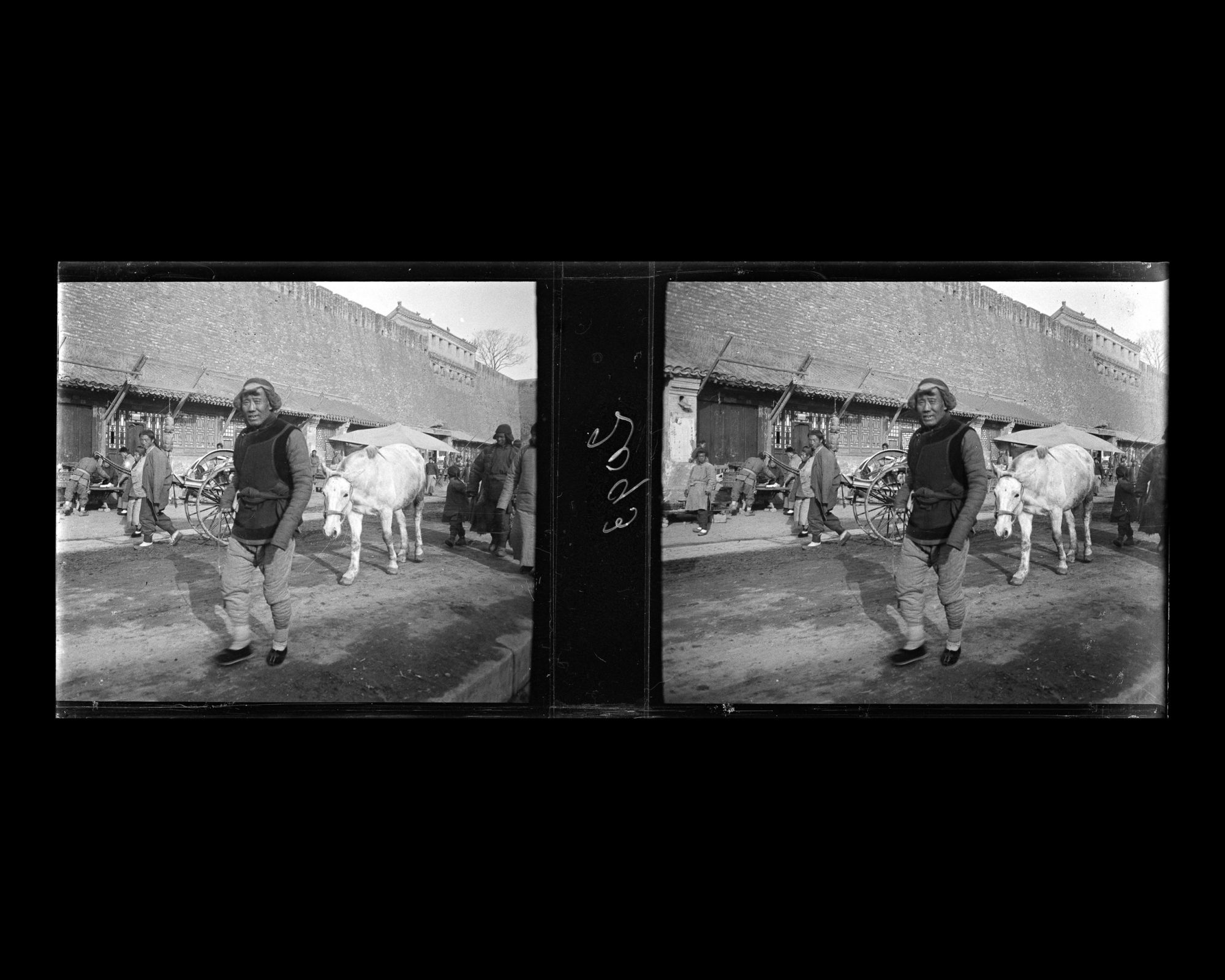 Image représentant Scène de rue sous les murs du bastion (wengcheng) de Xizhimen ("porte Droite de l'Ouest")