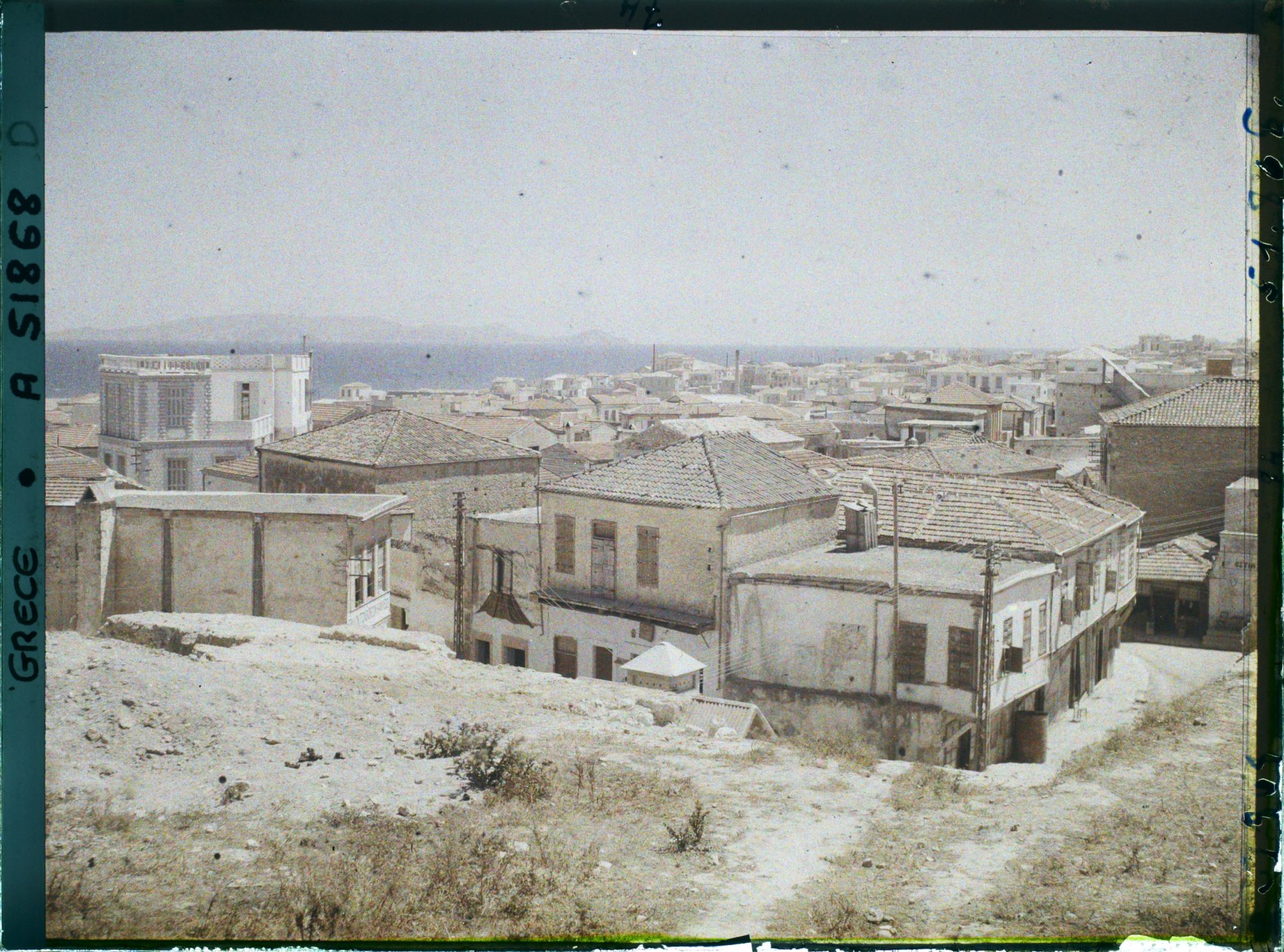 Image représentant Quartier en bord de mer, (vue depuis La Canée). Au fond, l'Ile Standia (actuelle Ile Dia)