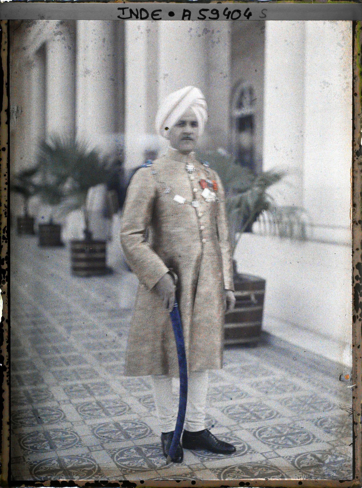 Image représentant Portrait en pied de Muhabbat Ray, secrétaire privé du maharajah et secrétaire aux affaires militaires