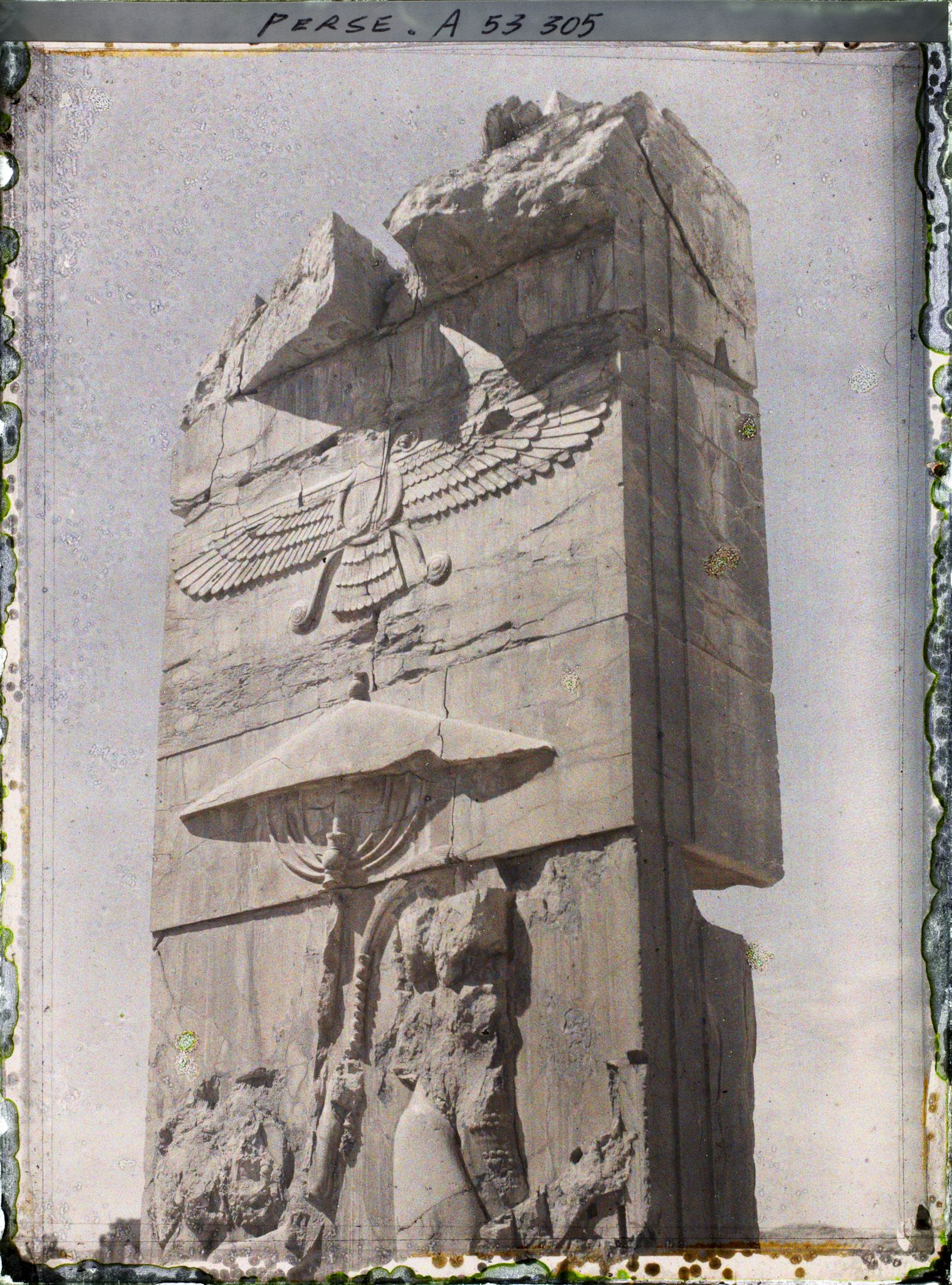 Image représentant Bas-relief du Hadish (palais de Xerxès) montrant le roi Xerxès Ier accompagné de serviteurs l'abritant sous une ombrelle