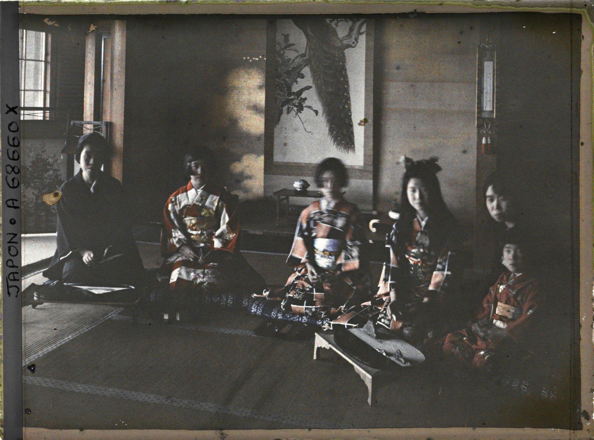 Image représentant Résidence de la famille Kitashirakawa (intérieur), la princesse Kitashirakawa (Fusako), ses trois filles (Mineko, Sawako et Taeko) et leur cousine, la princesse Takeda Ayako