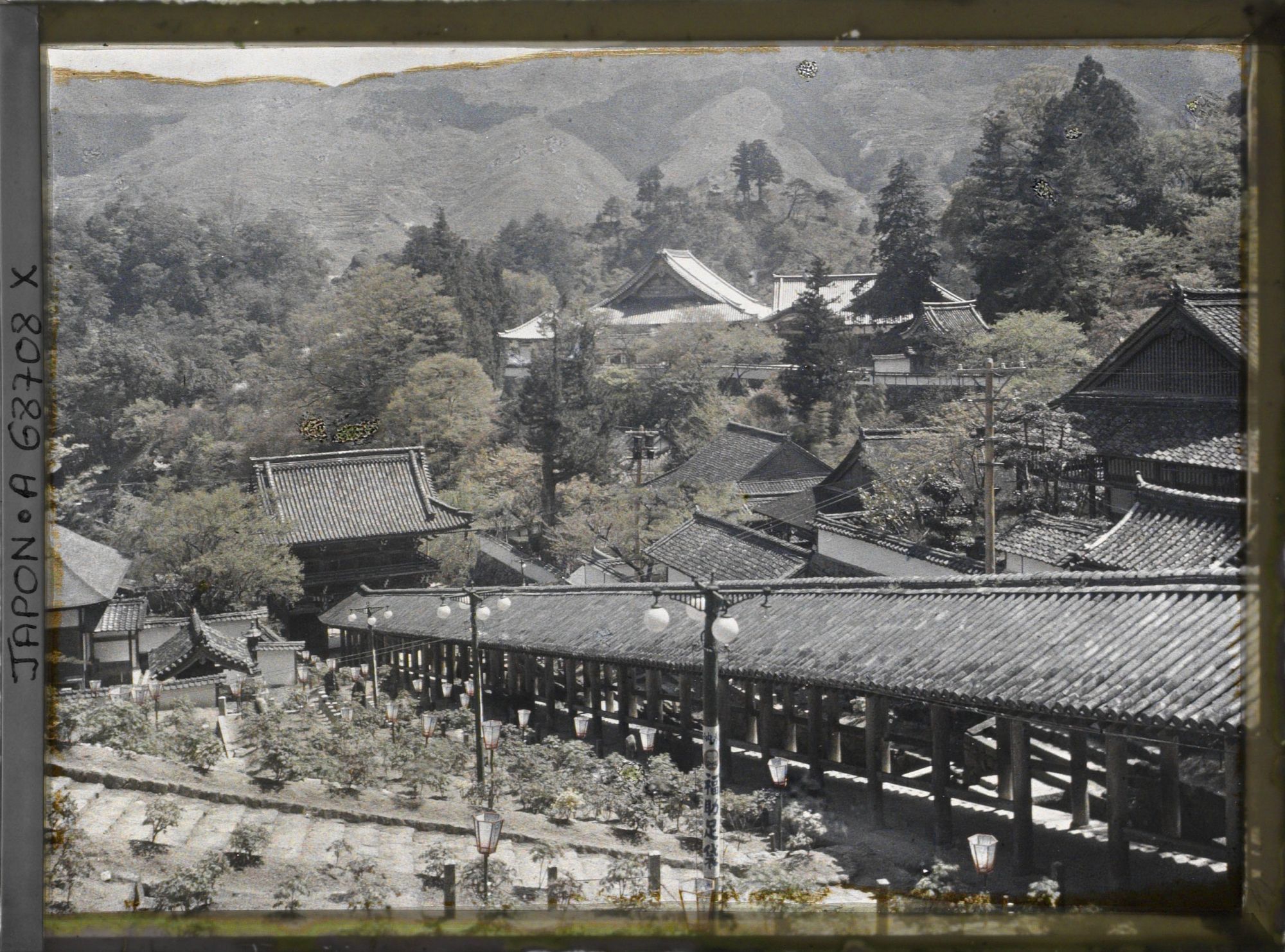 Image représentant La Niômon (Porte des Rois Deva) et l'escalier menant au temple Hase-dera