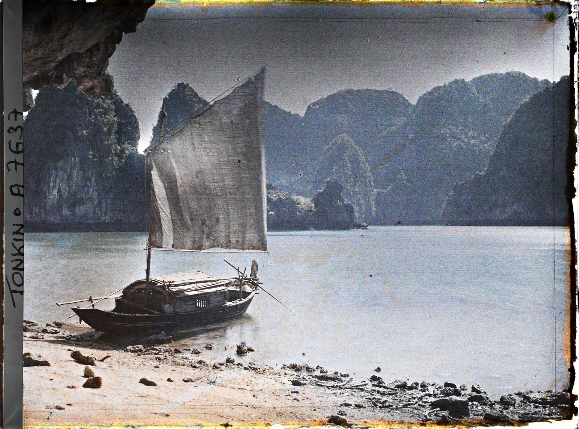 Image représentant Un sampan voile déployée dans le " Groupe de la Surprise "