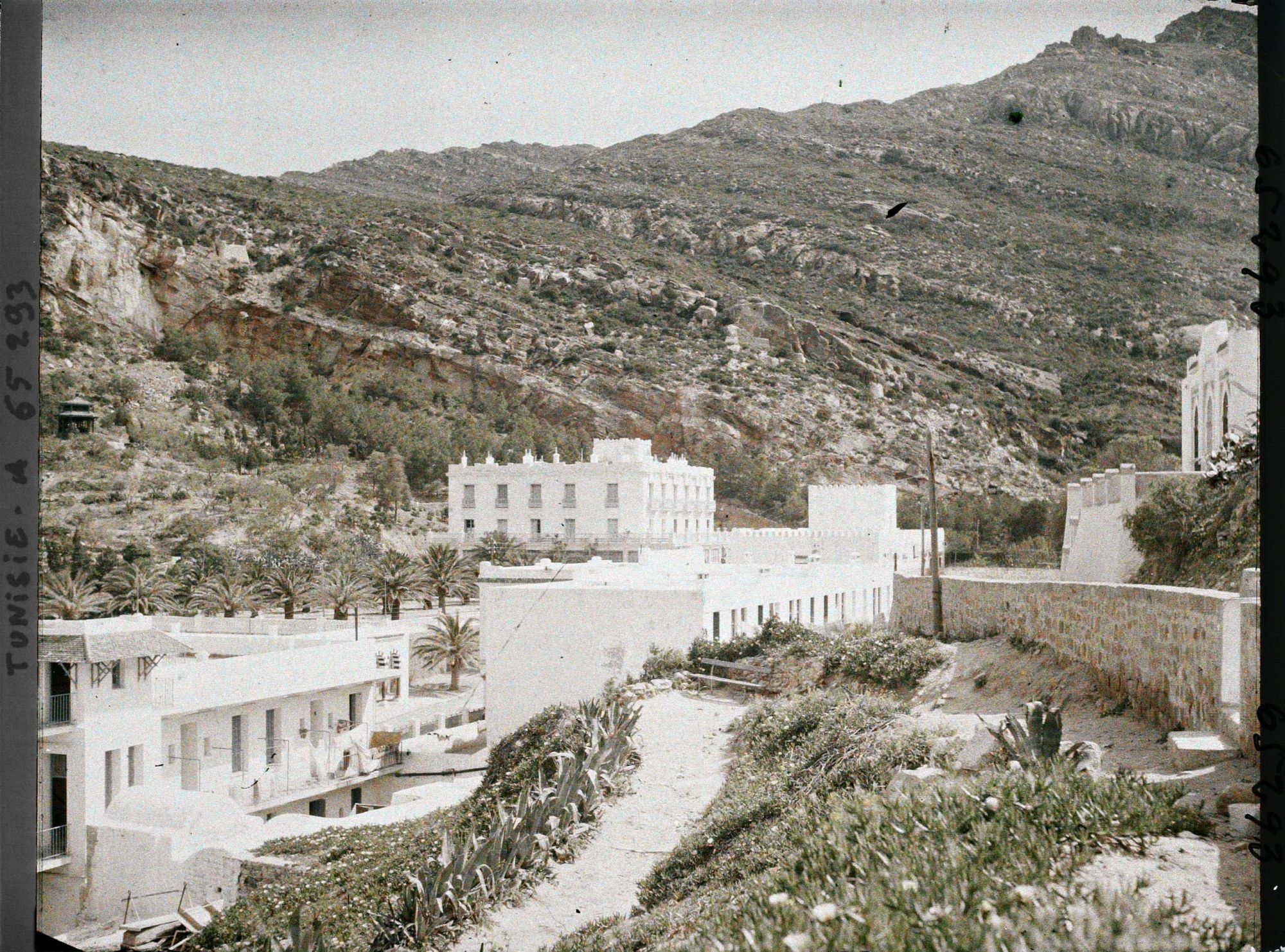Image représentant Les hôtels de la station thermale au bas de la falaise