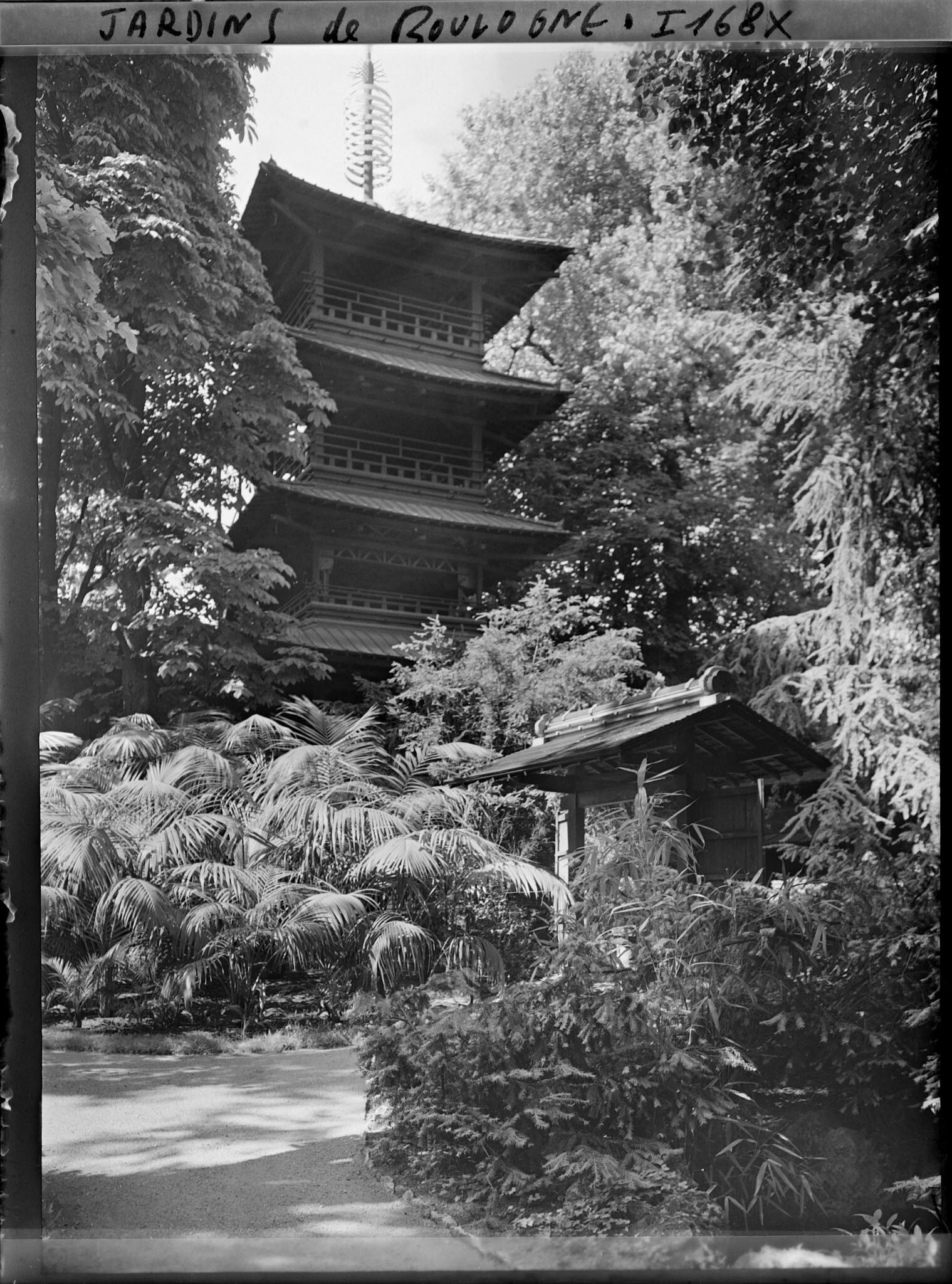 Image représentant La pagode et l'entrée du " village japonais " vus depuis le jardin anglais