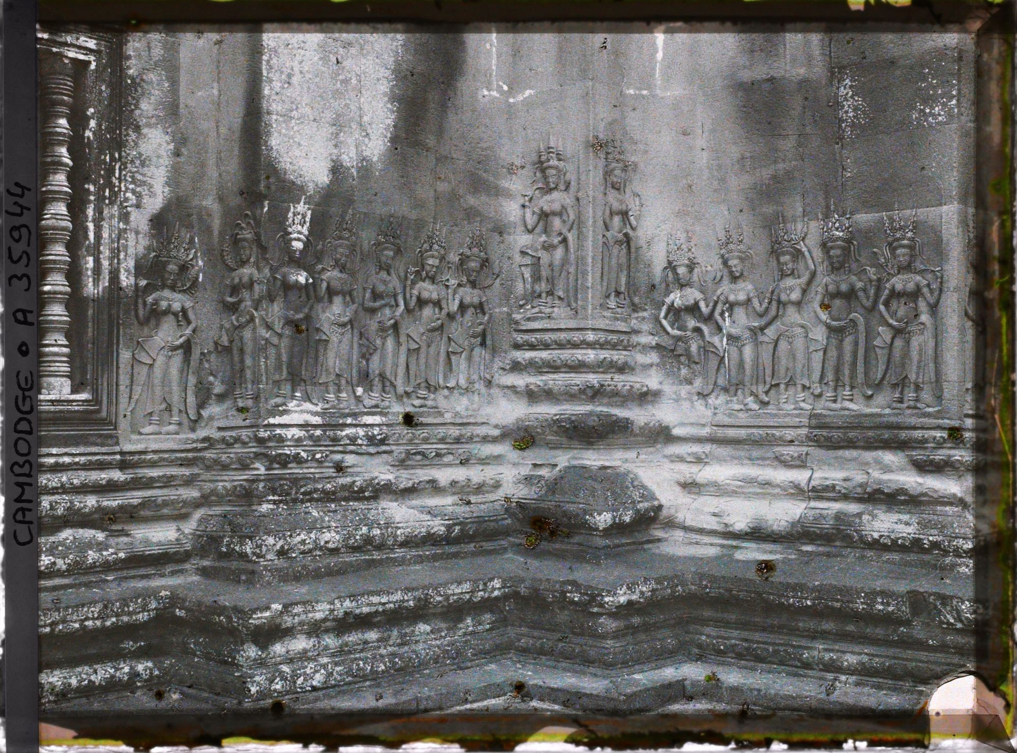 Image représentant Un relief d'apsaras sculpté dans l'angle d'une cour du préau cruciforme ou bien du troisième niveau (?)