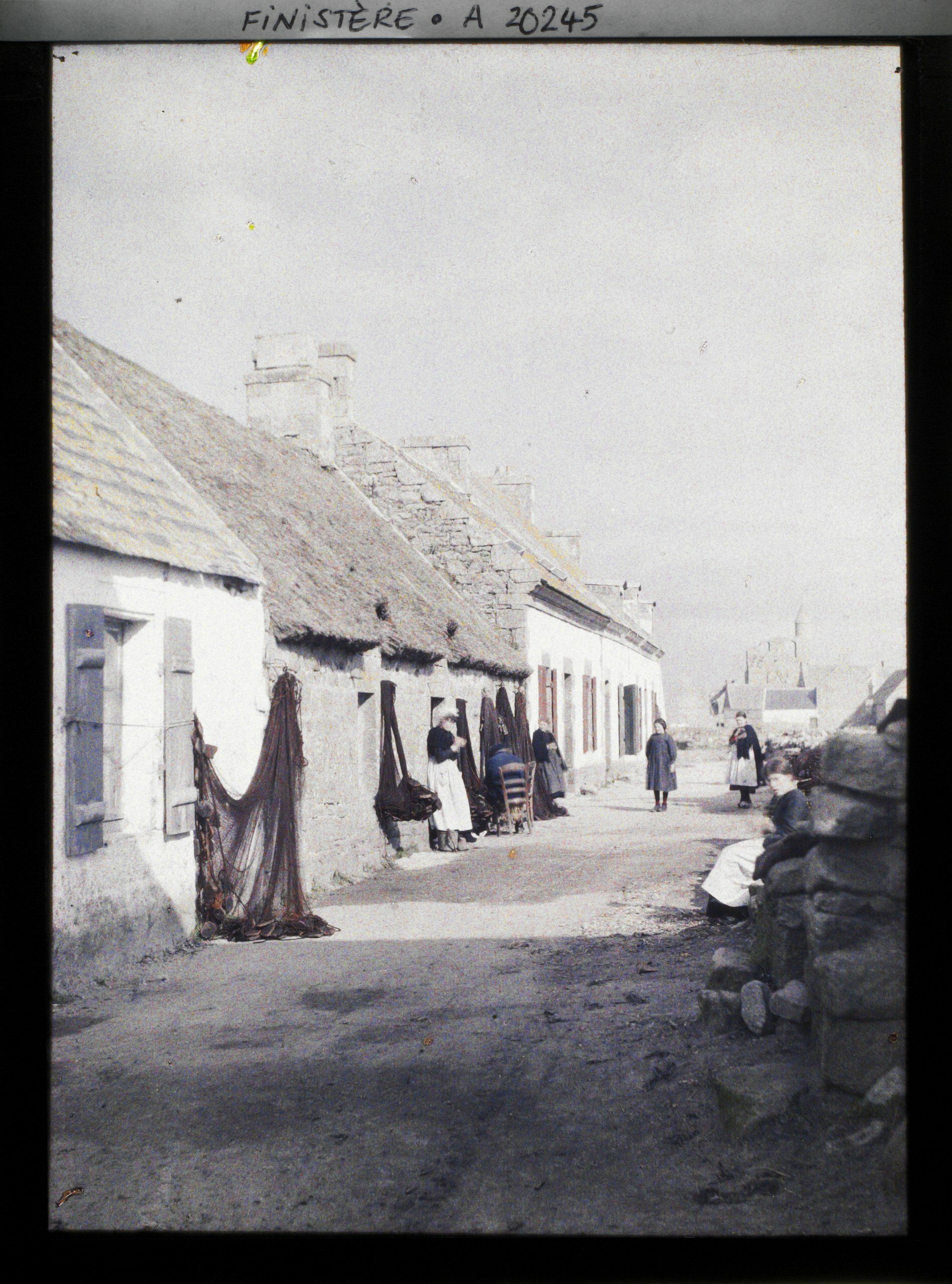 Image représentant Dans une rue, des femmes dont des dentellières, un ramendeur de filets et une jeune fille