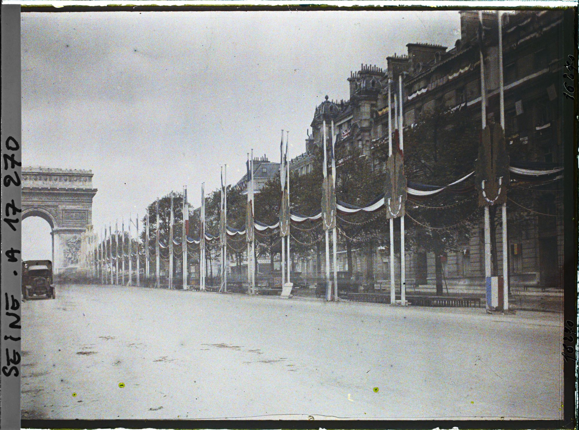 Image représentant Pylônes sur l'avenue des Champs-Elysées décorée pour les fêtes de la Victoire des 13 et 14 juillet