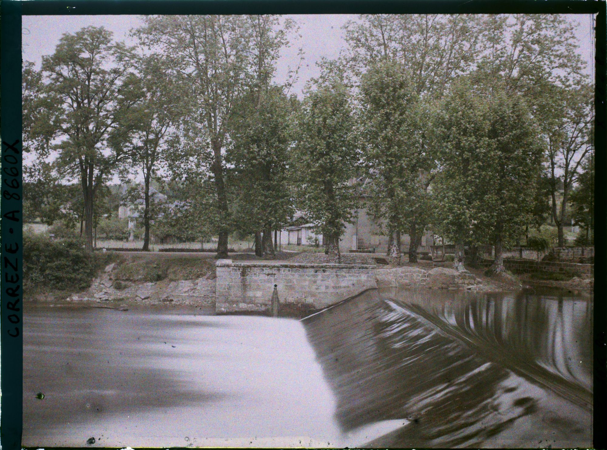 Image représentant La digue sur la Corrèze