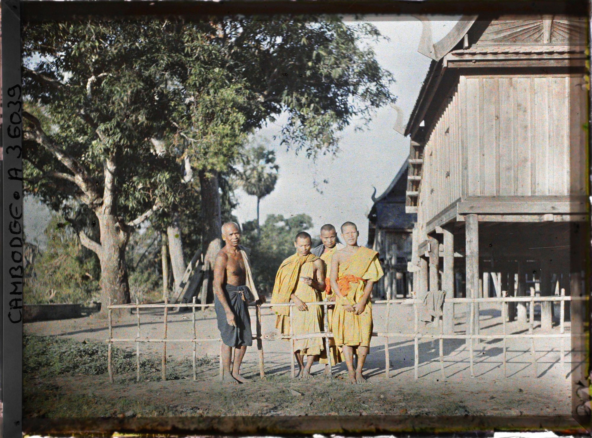 Image représentant Des bonzes près des édifices sur pilotis de la bonzerie