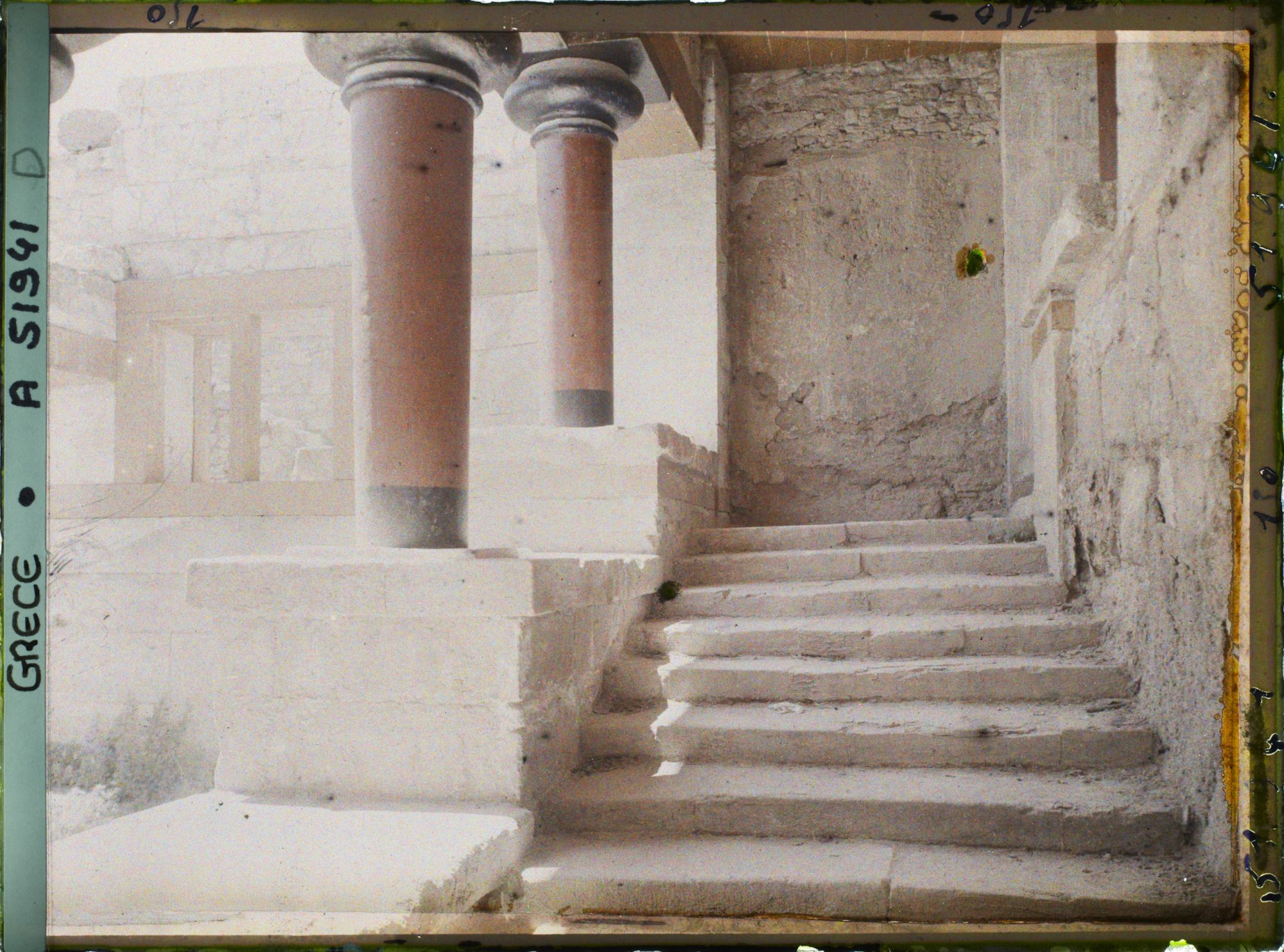 Image représentant Dans l'aile orientale du palais, au bas d'un escalier venant de la cour centrale, le Péristyle précédant le Megaron (appartement) du Roi, ("Salle des colonnes")