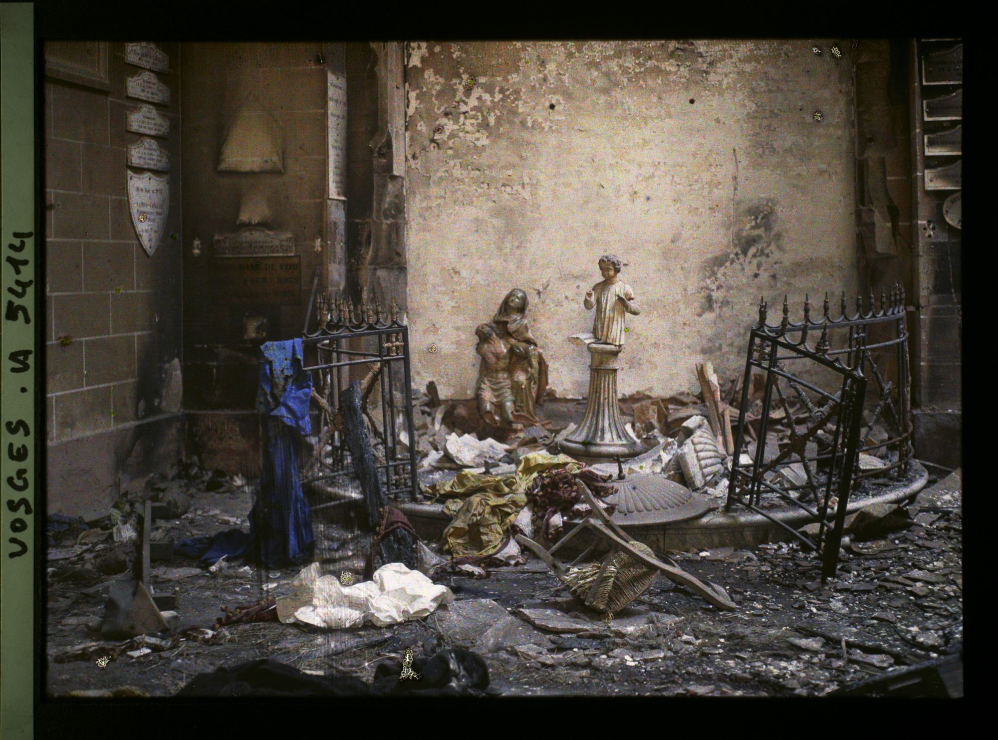 Image représentant Les fonts baptismaux détruits