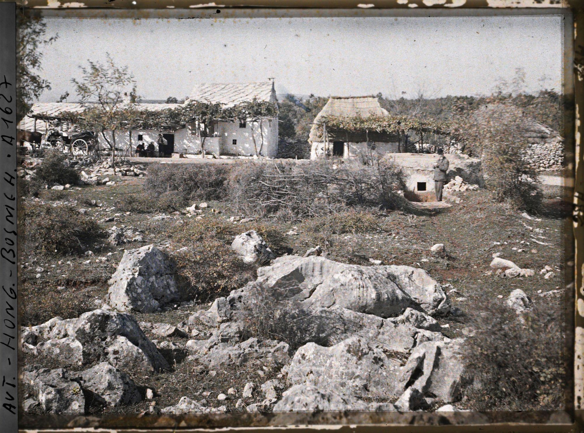 Image représentant La Citerne et les maisons, au premier plan lapiaz