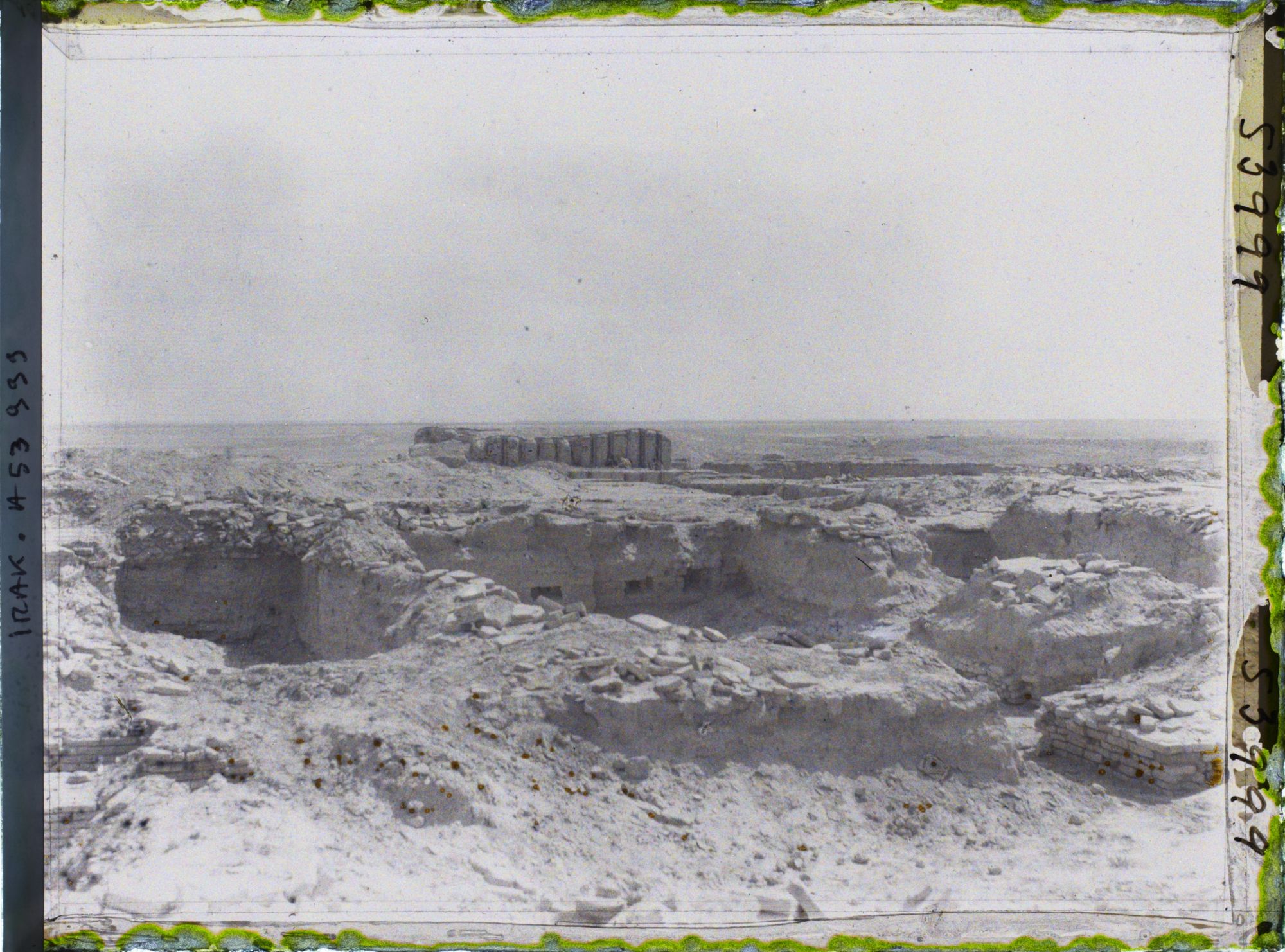 Image représentant Vue des ruines vers l'est. Au fond, E-Dublal-Mah l'un des temples de l'esplanade sacrée, dédiés à Nanna