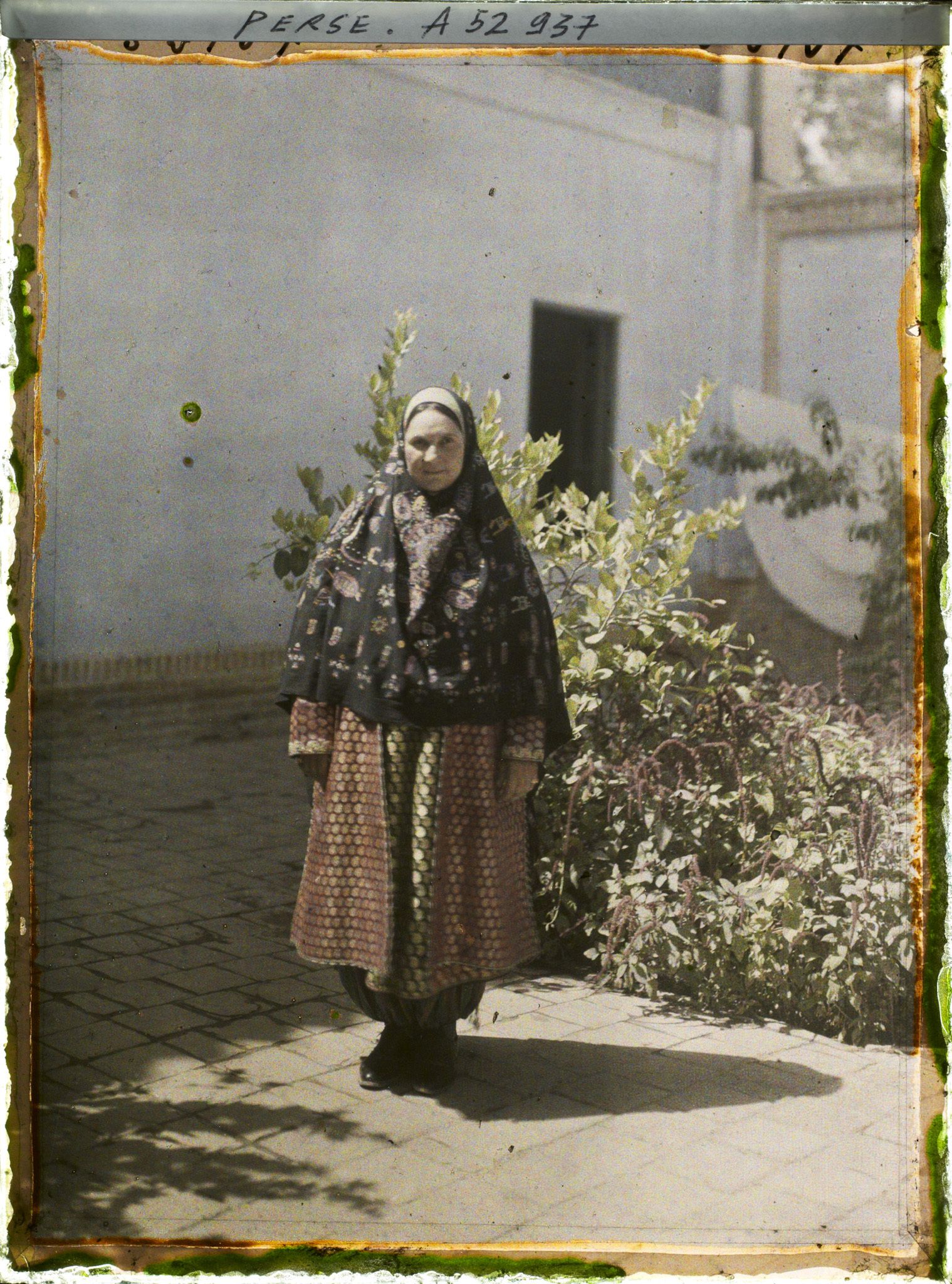 Image représentant Femme guèbre en costume traditionnel