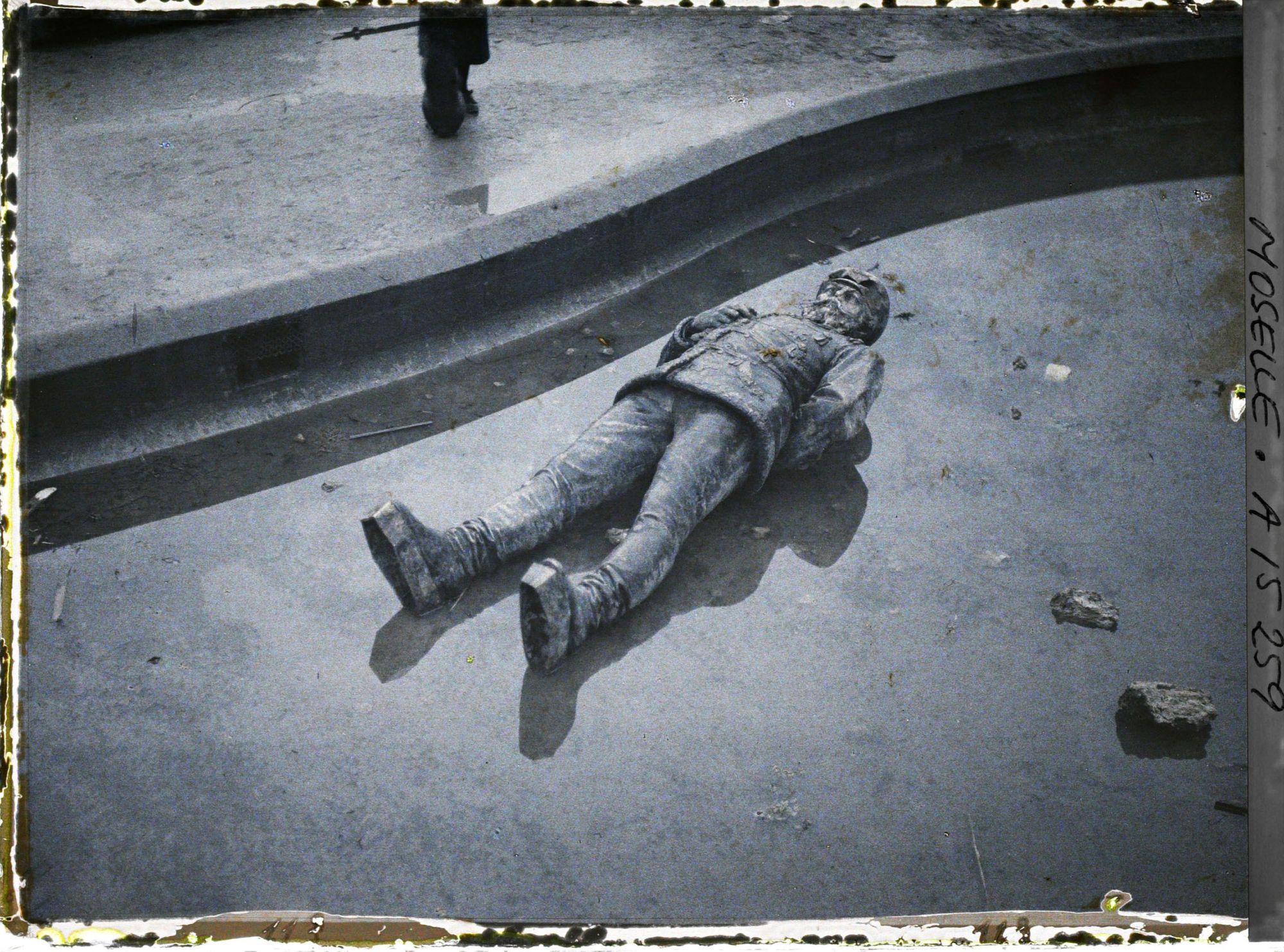 Image représentant La statue de Frédéric III de Prusse (place Raymond Mondon) déboulonnée