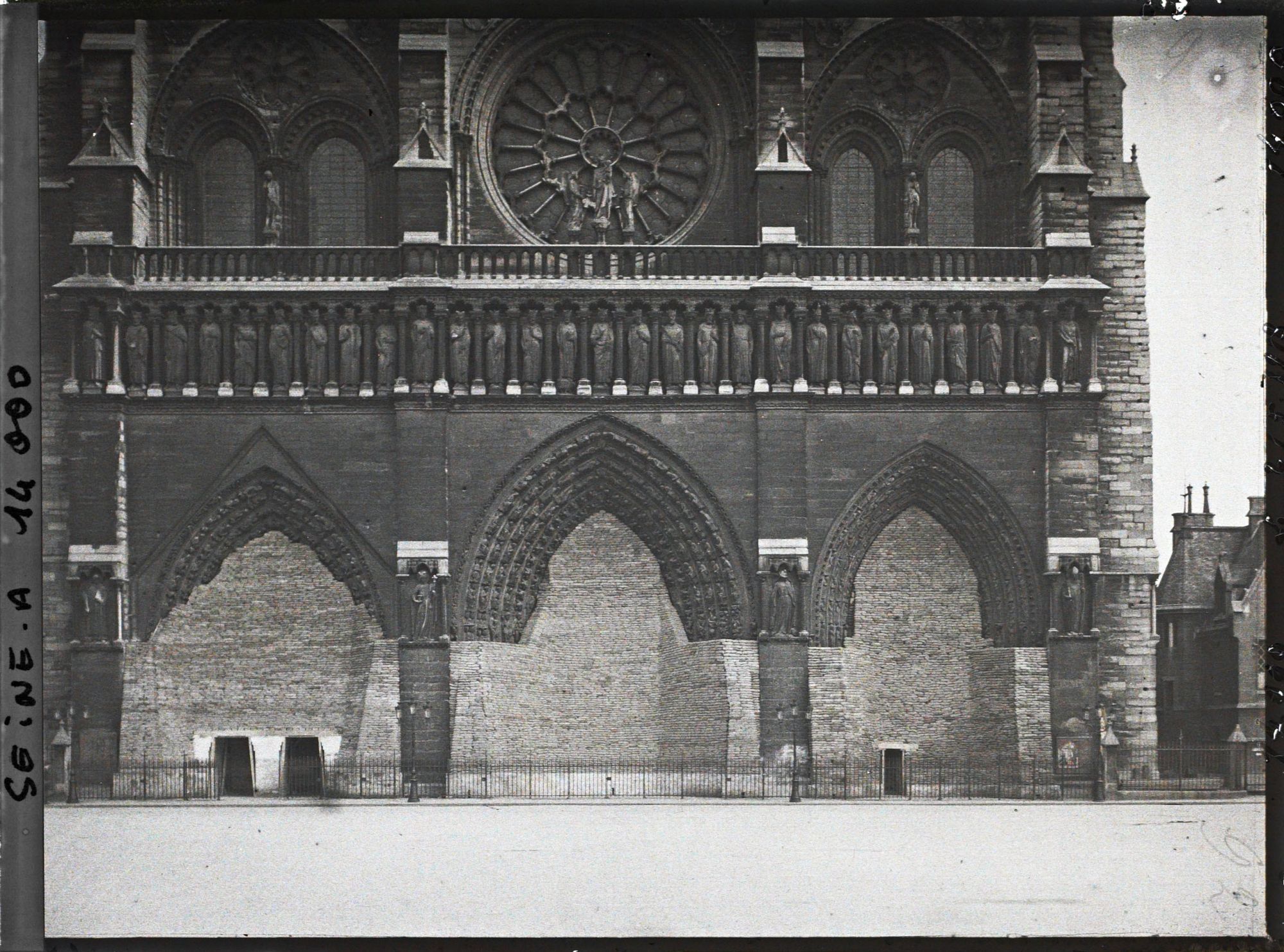 Image représentant Portails de Notre-Dame de Paris protégée contre les bombardements