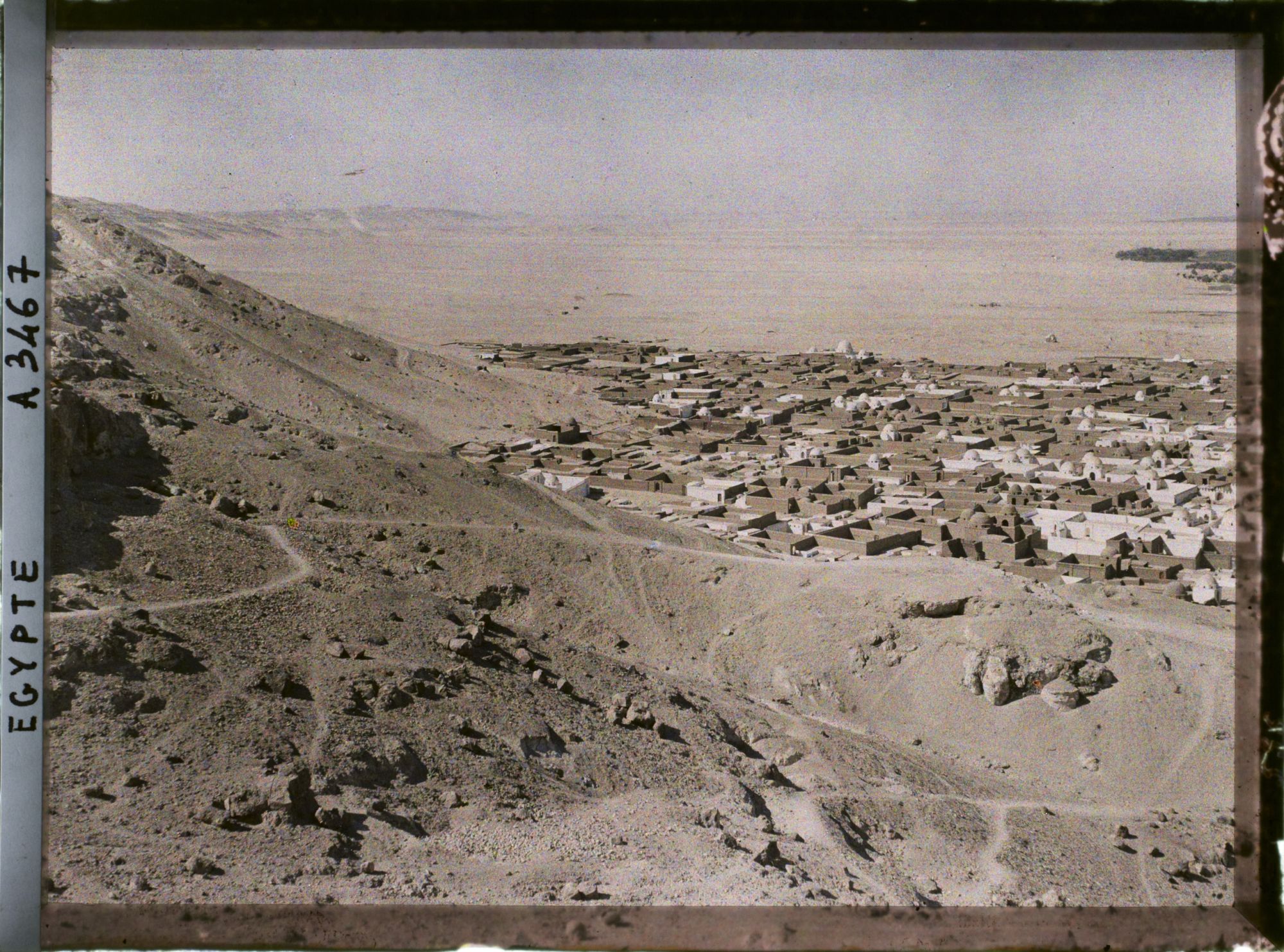 Image représentant Vue sur le cimetière à la lisière du désert