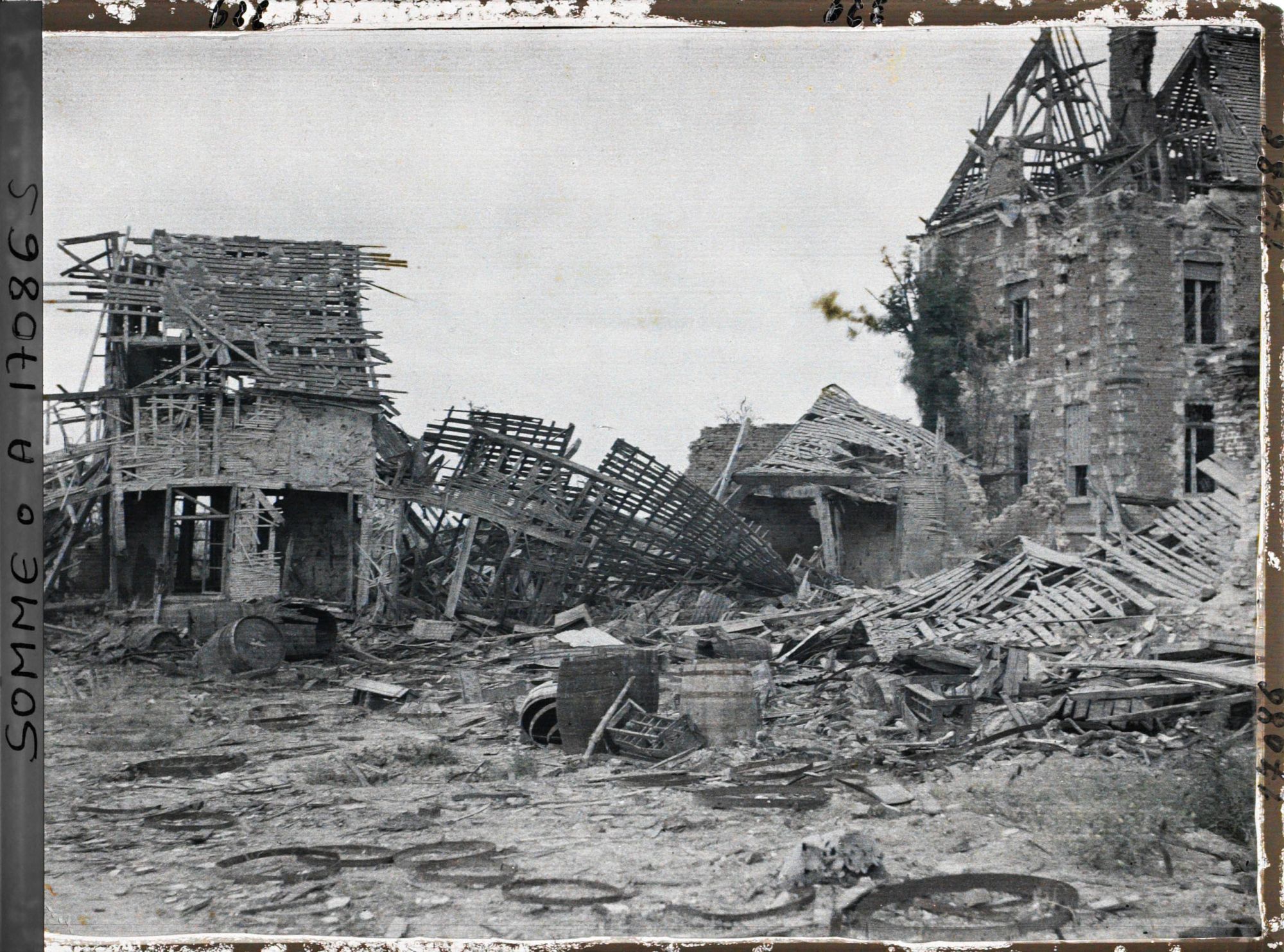 Image représentant France, Villers -Bretonneux, Cour de ferme en ruines