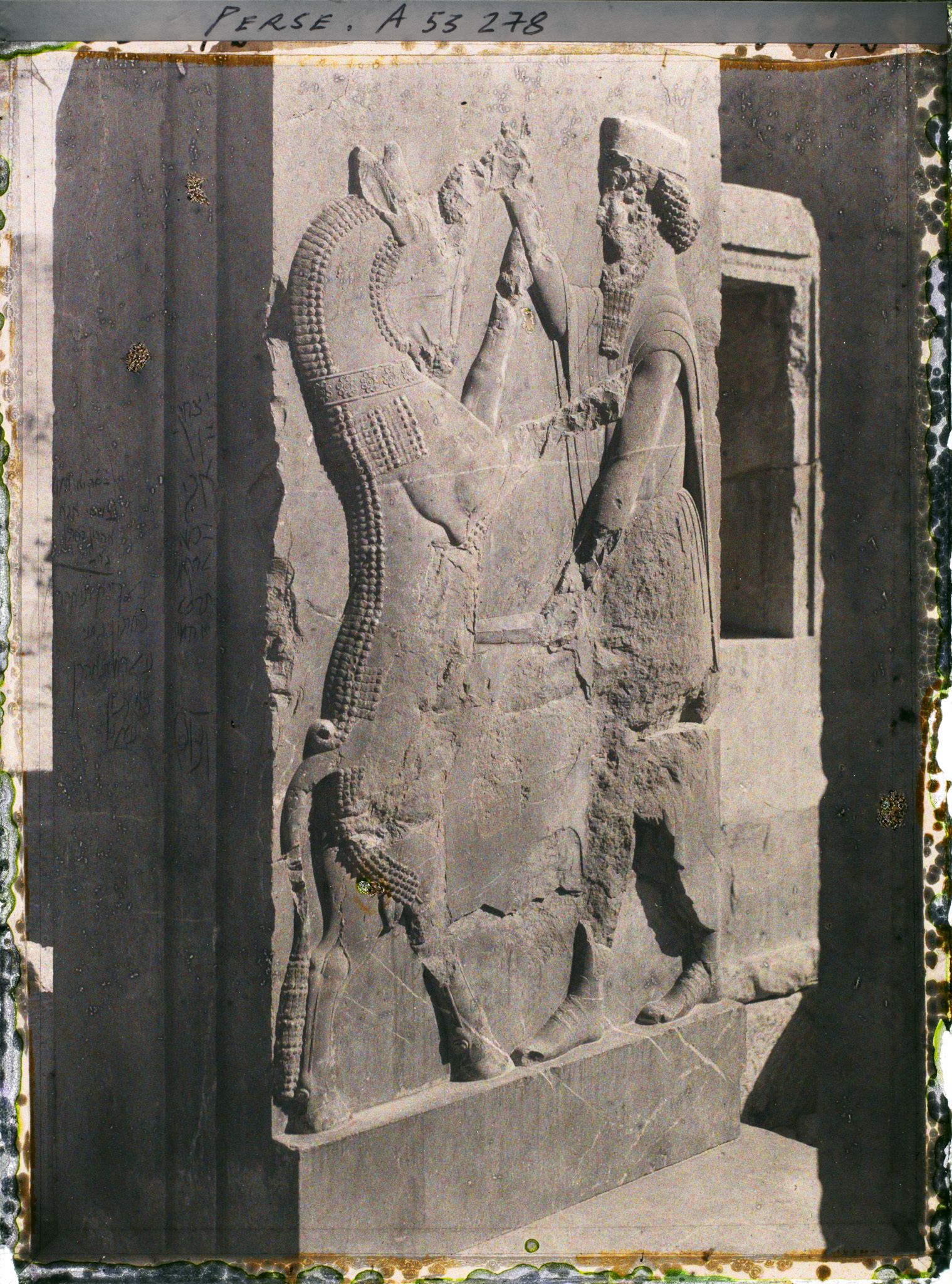 Image représentant Bas-relief représentant Darius 1er luttant contre un animal fabuleux, palais du Tatchara