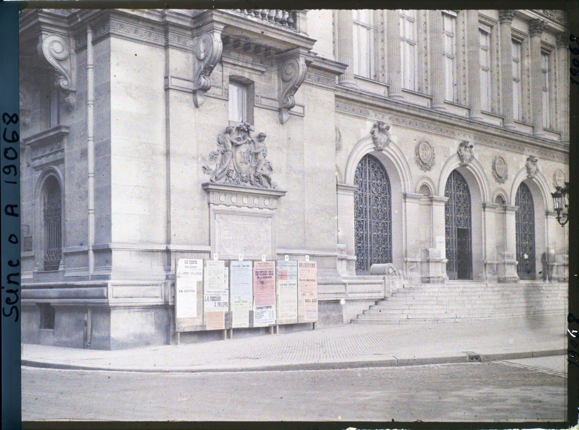 Image représentant Affiche pour les élections législatives de novembre 1919 devant la mairie de Neuilly-sur-Seine avenue Achille Peretti