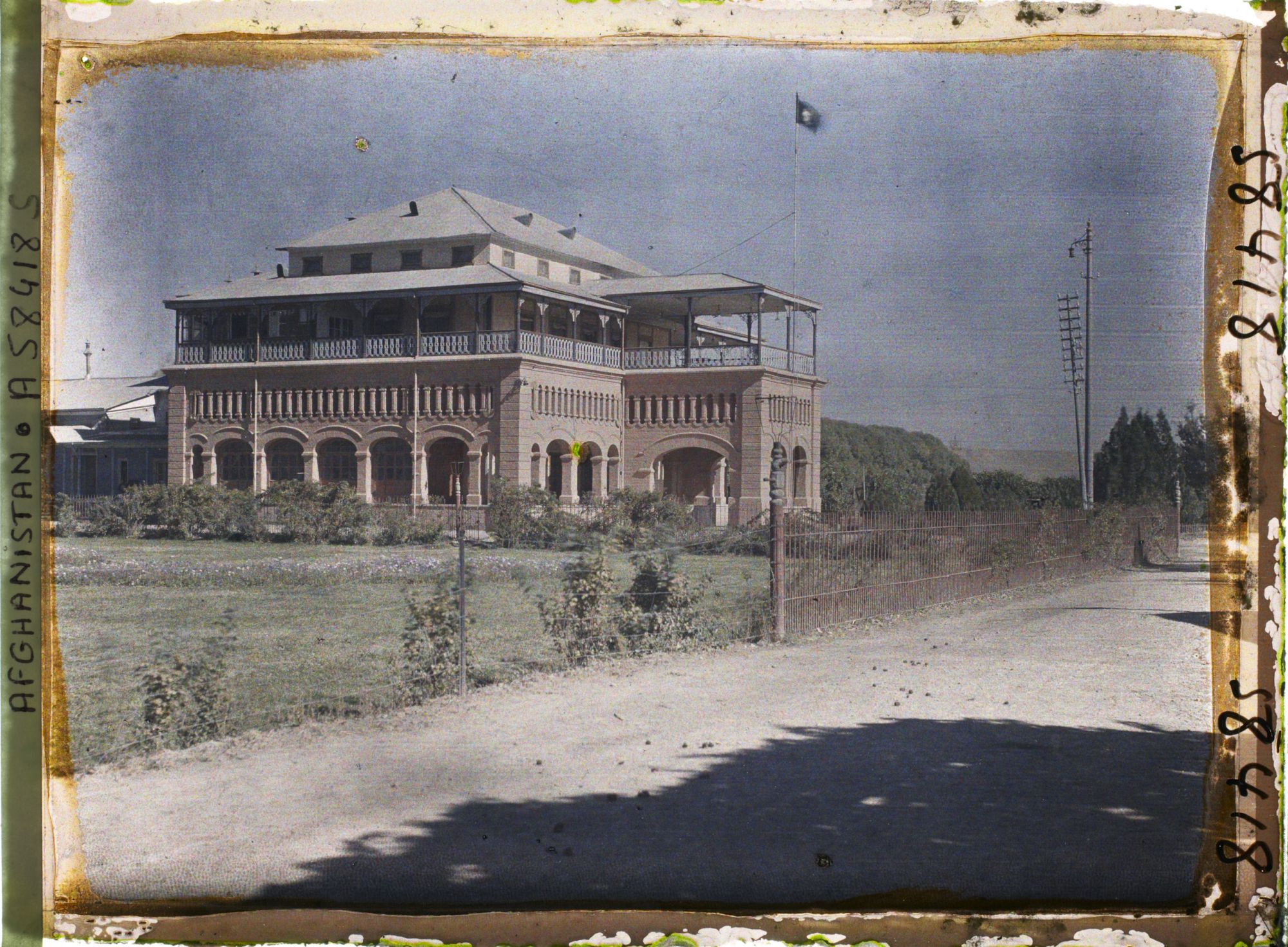 Image représentant Le ministère des Affaires étrangères (Palais de Stôr) depuis la route