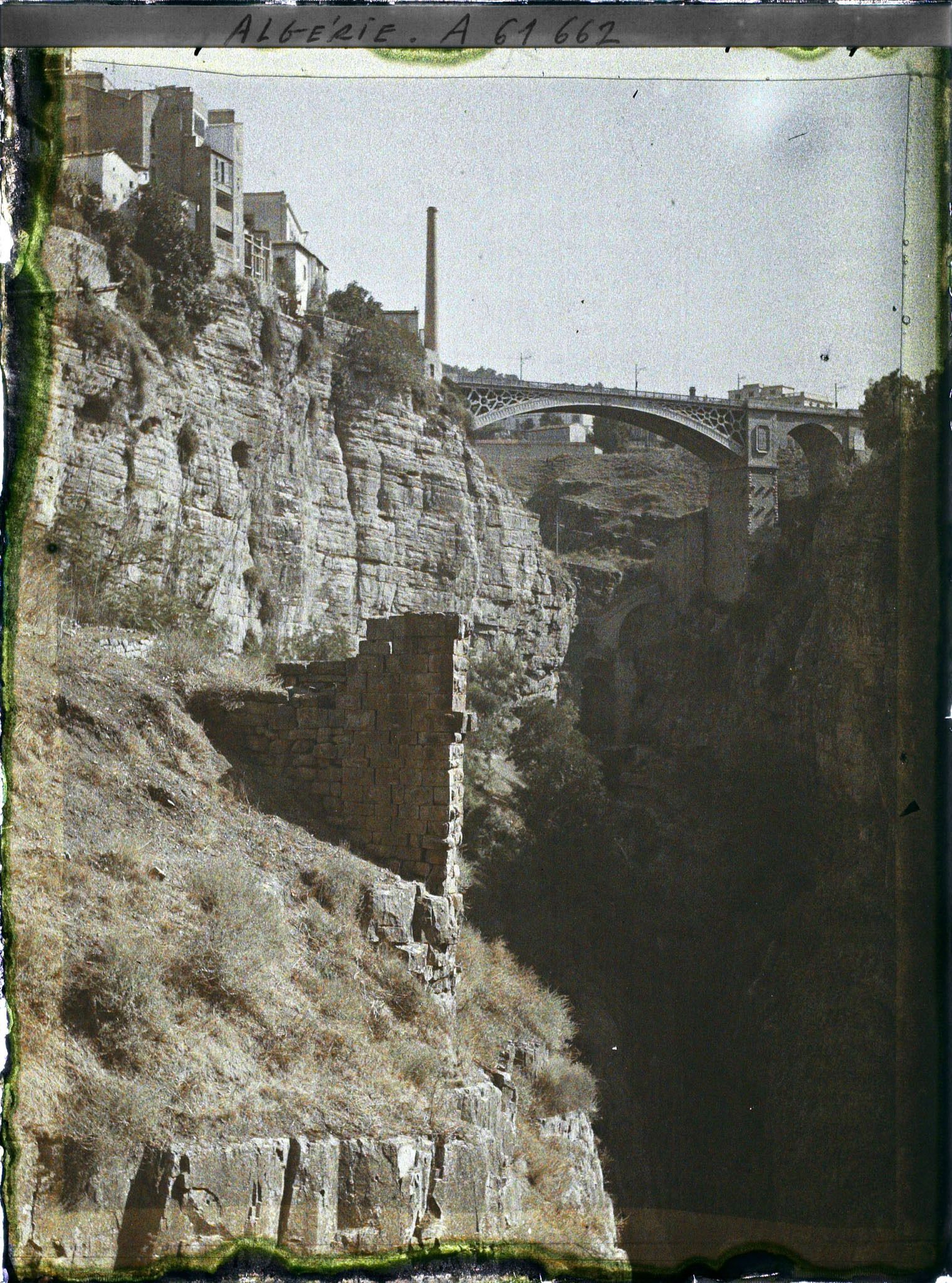 Image représentant Algérie, Constantine, Au fond des gorges, Ruines d'un Pont Romain, au fond, celui d'El Kantara