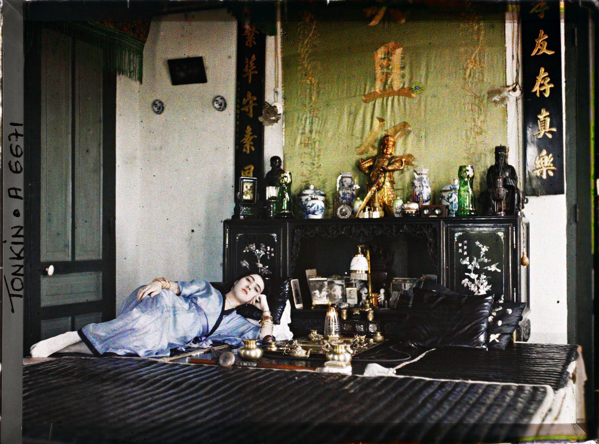 Image représentant Une fumeuse d'opium métisse de classe aisée