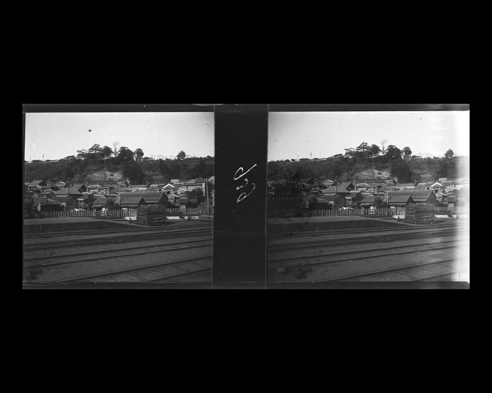 Image représentant Un quartier d'habitation vu du train