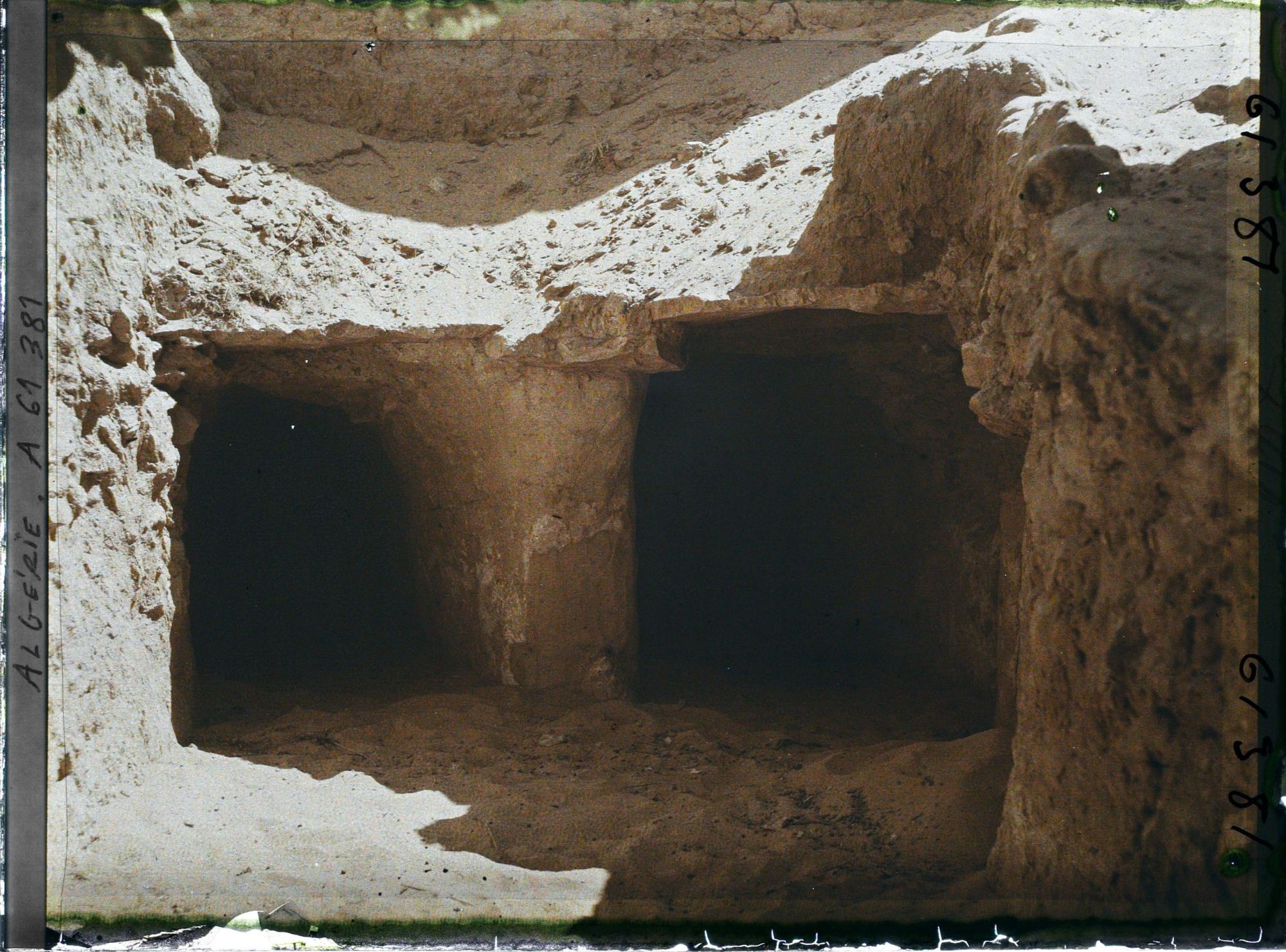 Image représentant La sortie d'un canal souterrain dans l'oasis