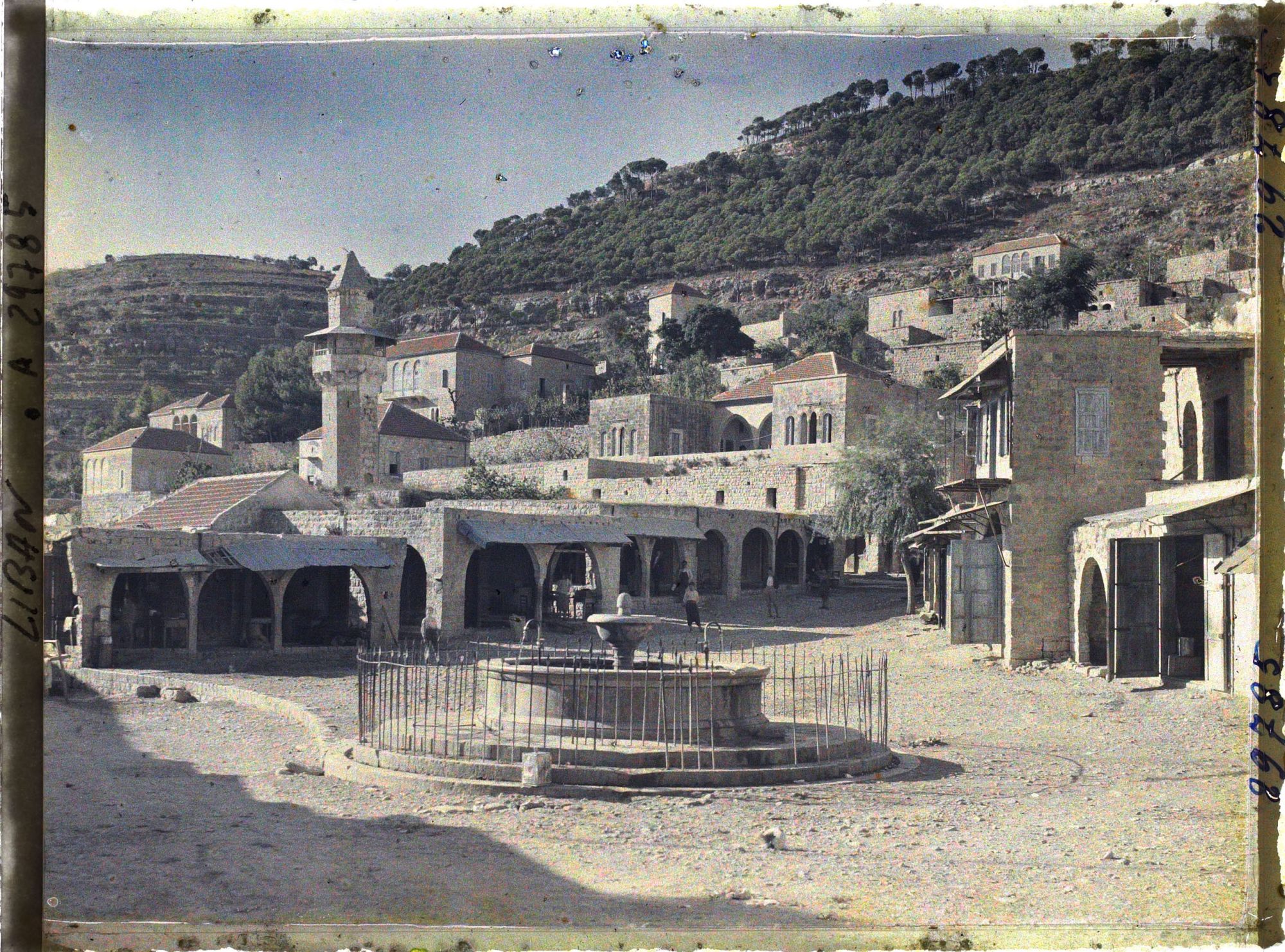 Image représentant La place centrale du village : le Midan